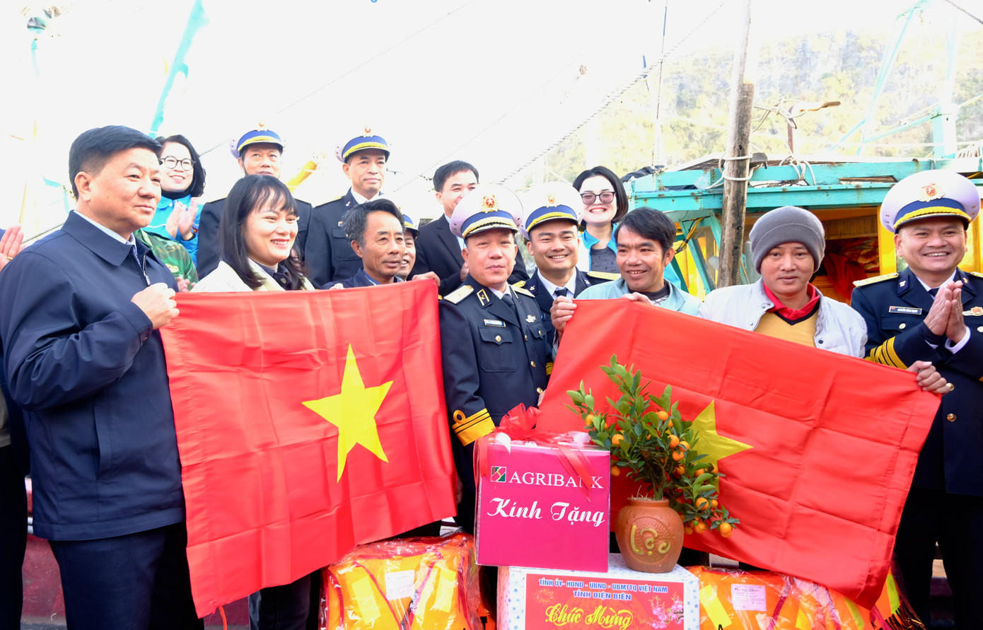 Ông Trương Văn Thanh (thứ hai từ phải sang) nhận quà Tết từ Bộ Tư lệnh Vùng 1 Hải quân. Ảnh: Châu Linh