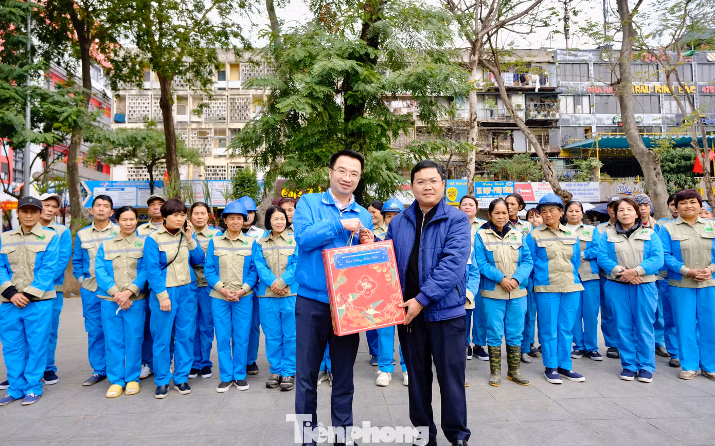 Anh Nguyễn Tường Lâm - Bí thư T.Ư Đoàn, Chủ tịch T.Ư Hội LHTN Việt Nam thăm, tặng quà cho cán bộ, công nhân viên Công ty TNHH MTV Môi trường Đô thị quận Long Biên và đoàn viên thanh niên quận Long Biên. Ảnh: Châu Linh Anh Nguyễn Tường Lâm - Bí thư T.Ư Đoàn, Chủ tịch T.Ư Hội LHTN Việt Nam thăm, tặng quà cho cán bộ, công nhân viên Công ty TNHH MTV Môi trường Đô thị quận Long Biên và đoàn viên thanh niên quận Long Biên. Ảnh: Châu Linh
