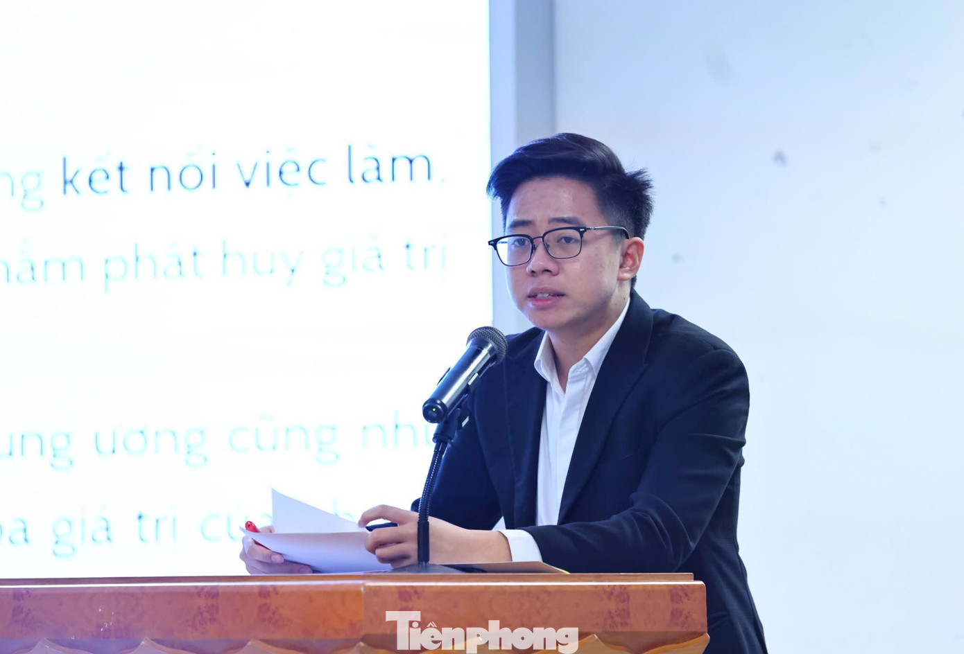 Anh Phạm Quang Việt Hoàng - Phó Chủ tịch Hội SVVN TP Hà Nội tham luận tại chương trình. Ảnh: Châu Linh Anh Phạm Quang Việt Hoàng - Phó Chủ tịch Hội SVVN TP Hà Nội tham luận tại chương trình. Ảnh: Châu Linh