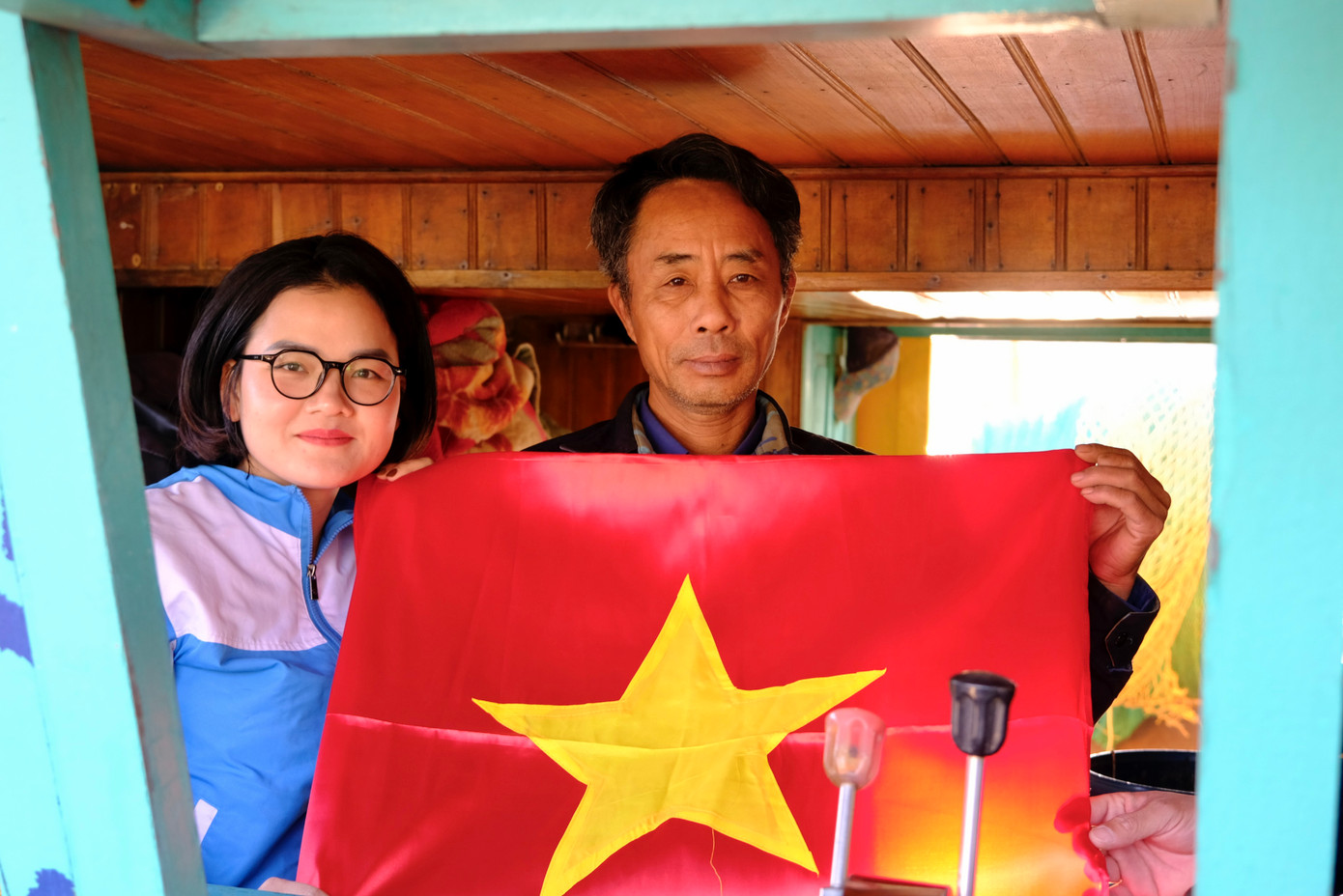 Ông Hoàng Văn Nghị nhận cờ Tổ quốc và các phần quà Tết ý nghĩa từ Bộ Tư lệnh Vùng 1 Hải quân và Quận Đoàn Long Biên (Hà Nội).