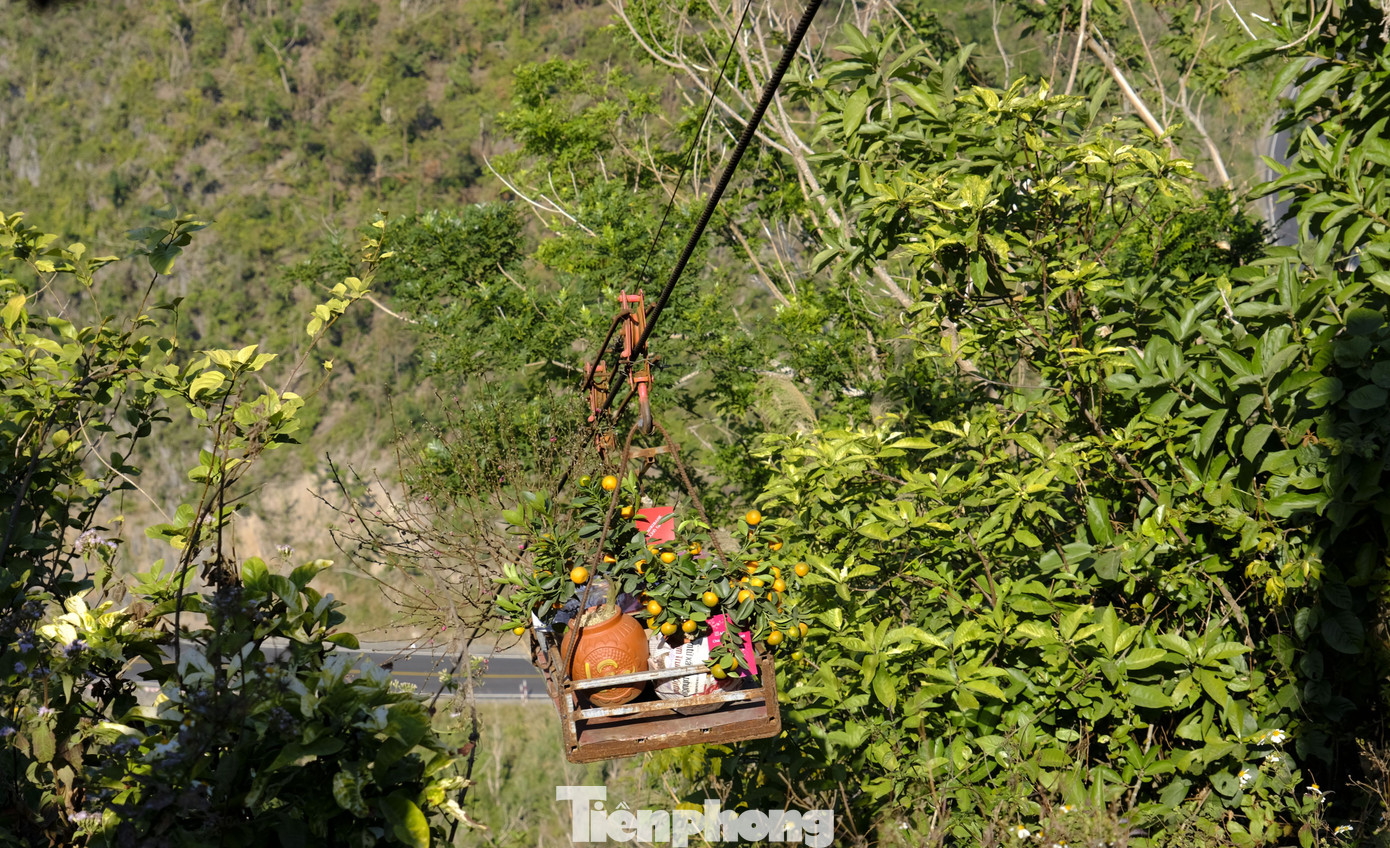 Chiếc tời mang yêu thương, không khí Tết tới những người lính radar. Ảnh: Châu Linh Chiếc tời mang yêu thương, không khí Tết tới những người lính radar. Ảnh: Châu Linh