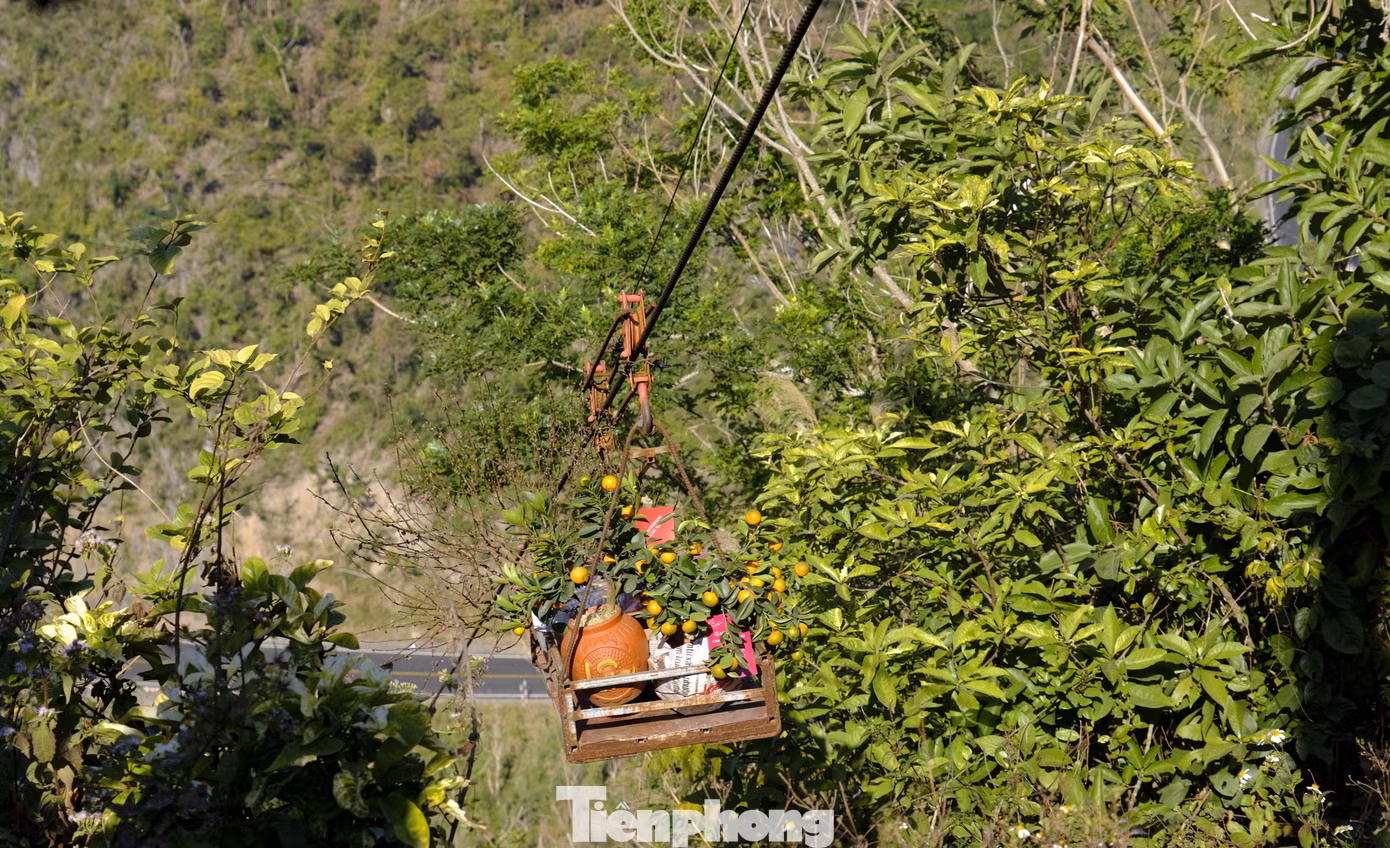 Chiếc tời mang yêu thương, không khí Tết tới những người lính radar. Ảnh: Châu Linh