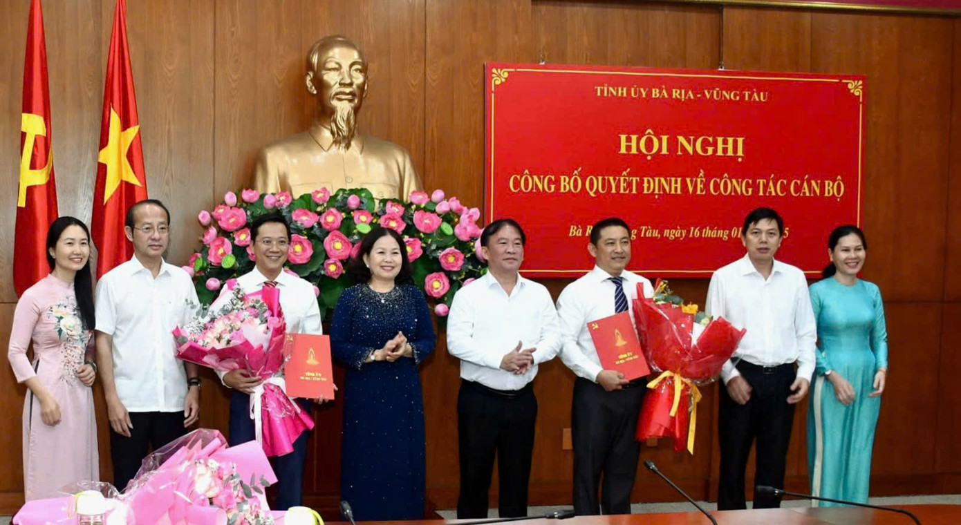 Lãnh đạo Tỉnh ủy, Ủy ban Kiểm tra Tỉnh ủy, Ban Nội chính Tỉnh ủy chúc mừng ông Hồ Hải và ông Huỳnh Sơn Tuấn. Lãnh đạo Tỉnh ủy, Ủy ban Kiểm tra Tỉnh ủy, Ban Nội chính Tỉnh ủy chúc mừng ông Hồ Hải và ông Huỳnh Sơn Tuấn.