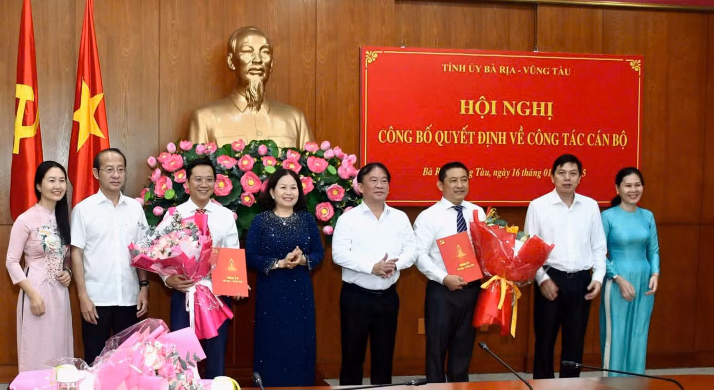 Lãnh đạo Tỉnh ủy, Ủy ban Kiểm tra Tỉnh ủy, Ban Nội chính Tỉnh ủy chúc mừng ông Hồ Hải và ông Huỳnh Sơn Tuấn. Lãnh đạo Tỉnh ủy, Ủy ban Kiểm tra Tỉnh ủy, Ban Nội chính Tỉnh ủy chúc mừng ông Hồ Hải và ông Huỳnh Sơn Tuấn.