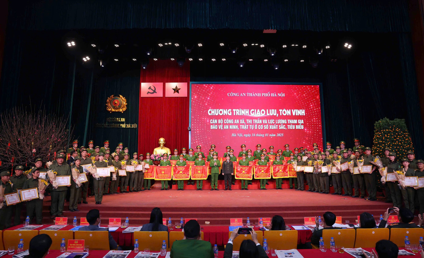 48 tập thể, 191 cá nhân được CATP tặng Giấy khen vì đã có thành tích xuất sắc, tiêu biểu trong công tác bảo vệ an ninh, trật tự ở cơ sở năm 2024. 48 tập thể, 191 cá nhân được CATP tặng Giấy khen vì đã có thành tích xuất sắc, tiêu biểu trong công tác bảo vệ an ninh, trật tự ở cơ sở năm 2024.