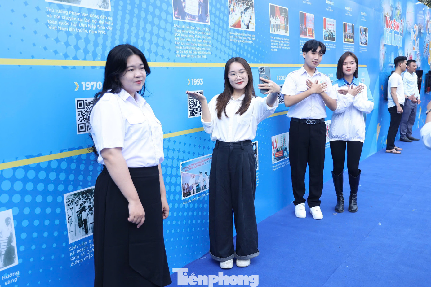 Sinh viên tham quan triển lãm tại ngày hội. Sinh viên tham quan triển lãm tại ngày hội.