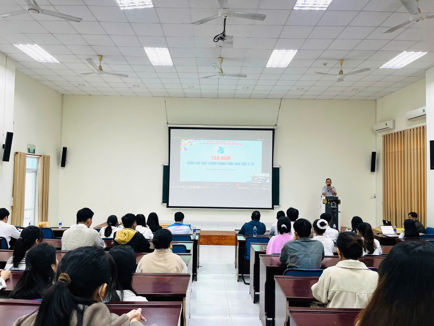 Trên cả nước, có 30 điểm cầu trực tuyến của các Hội Sinh viên cấp tỉnh và 25 điểm cầu của Hội Sinh viên cấp trường đồng loạt tổ chức tọa đàm với sự tham gia của gần 3.000 học sinh, sinh viên. Trên cả nước, có 30 điểm cầu trực tuyến của các Hội Sinh viên cấp tỉnh và 25 điểm cầu của Hội Sinh viên cấp trường đồng loạt tổ chức tọa đàm với sự tham gia của gần 3.000 học sinh, sinh viên.