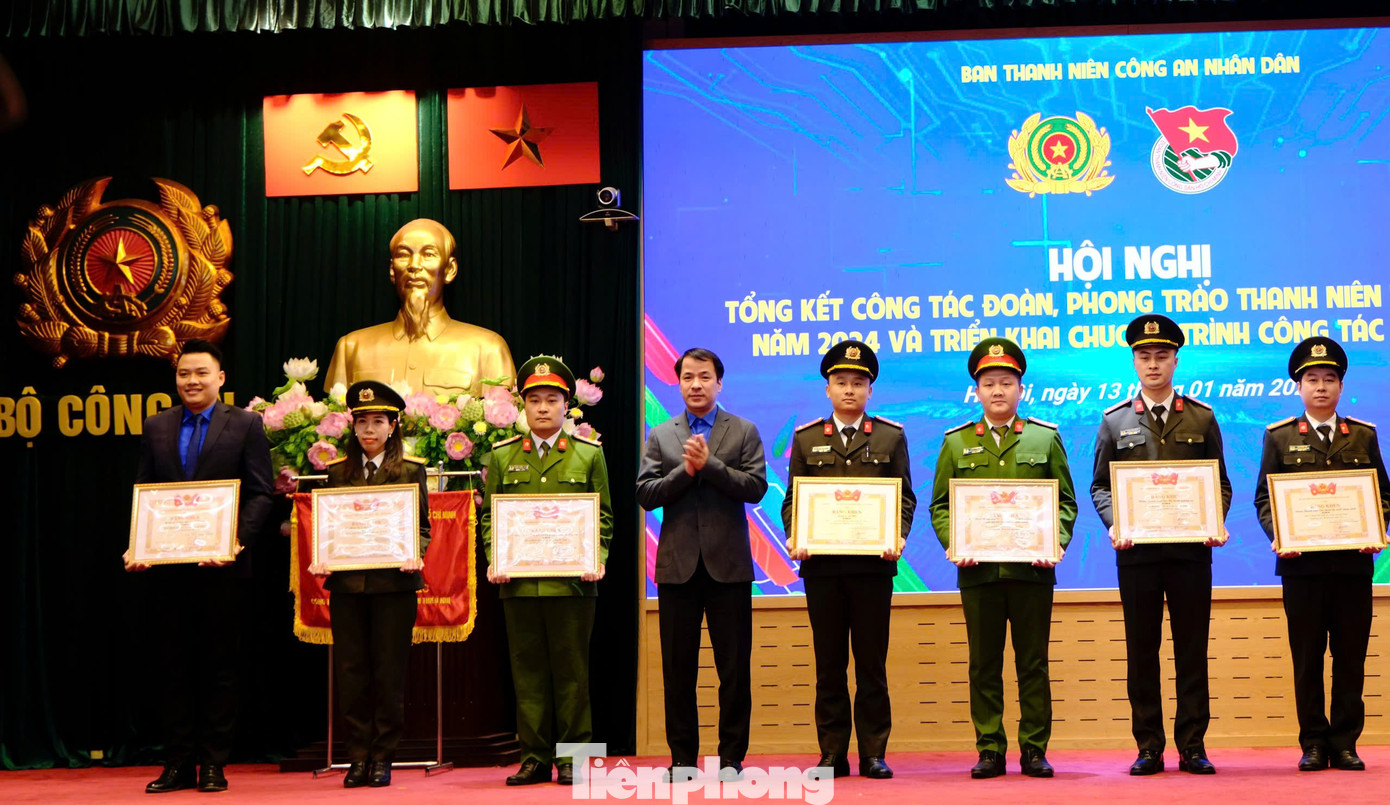 Anh Ngô Văn Cương - Bí thư T.Ư Đoàn tặng bằng khen cho các tập thể, cá nhân có thành tích xuất sắc trong công tác Đoàn và phong trào thanh thiếu nhi năm 2024. Ảnh: Châu Linh