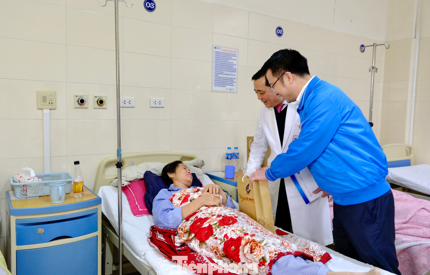 Trong khuôn khổ buổi gặp mặt, anh Lâm cũng thăm hỏi, động viên, khích lệ tinh thần và tặng quà cho các bệnh nhân có hoàn cảnh khó khăn khoa Ngoại bụng 1. Ảnh: Châu Linh Trong khuôn khổ buổi gặp mặt, anh Lâm cũng thăm hỏi, động viên, khích lệ tinh thần và tặng quà cho các bệnh nhân có hoàn cảnh khó khăn khoa Ngoại bụng 1. Ảnh: Châu Linh