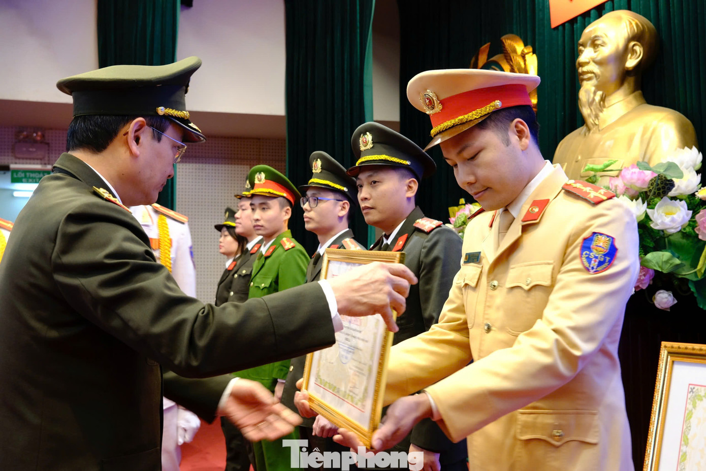 Trung tướng Nguyễn Ngọc Toàn - Cục trưởng Cục Công tác đảng và công tác chính trị tặng bằng khen của Ủy ban T.Ư Hội LHTN Việt Nam cho các tập thể và cá nhân có thành tích xuất sắc trong triển khai phong trào “Tôi yêu Tổ quốc tôi” năm 2024. Ảnh: Châu Linh