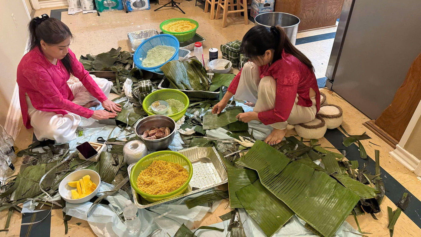 Gia đình Thu An mặc áo dài, cùng nhau gói bánh chưng đón Tết. Gia đình Thu An mặc áo dài, cùng nhau gói bánh chưng đón Tết.