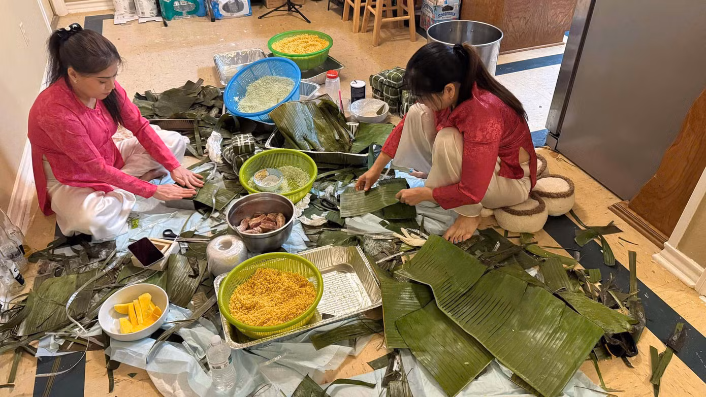 Gia đình Thu An mặc áo dài, cùng nhau gói bánh chưng đón Tết. Gia đình Thu An mặc áo dài, cùng nhau gói bánh chưng đón Tết.