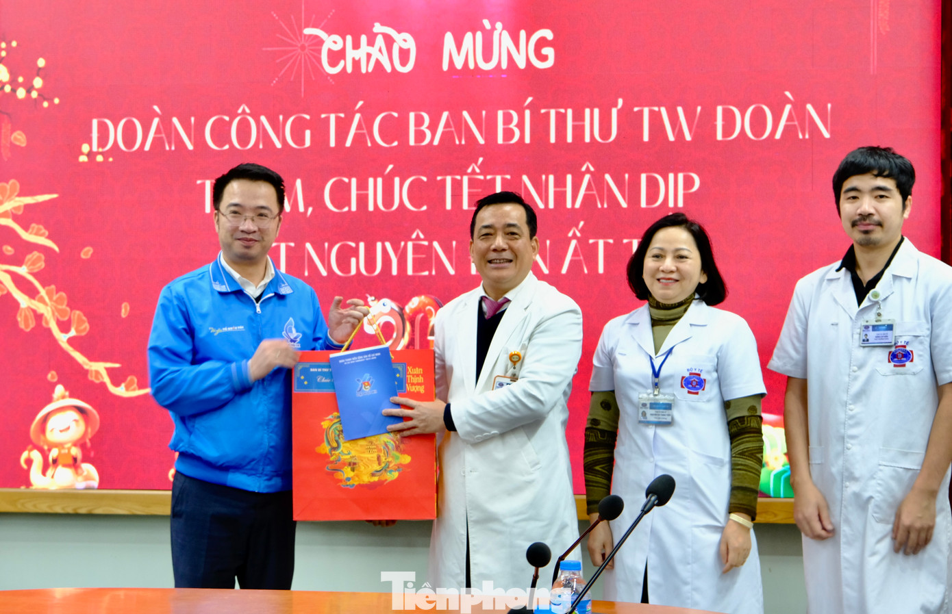 Anh Nguyễn Tường Lâm - Bí thư T.Ư Đoàn, Chủ tịch T.Ư Hội LHTN Việt Nam chúc Tết, tặng quà, lì xì cho cán bộ, y bác sĩ Bệnh viện K. Ảnh: Châu Linh Anh Nguyễn Tường Lâm - Bí thư T.Ư Đoàn, Chủ tịch T.Ư Hội LHTN Việt Nam chúc Tết, tặng quà, lì xì cho cán bộ, y bác sĩ Bệnh viện K. Ảnh: Châu Linh