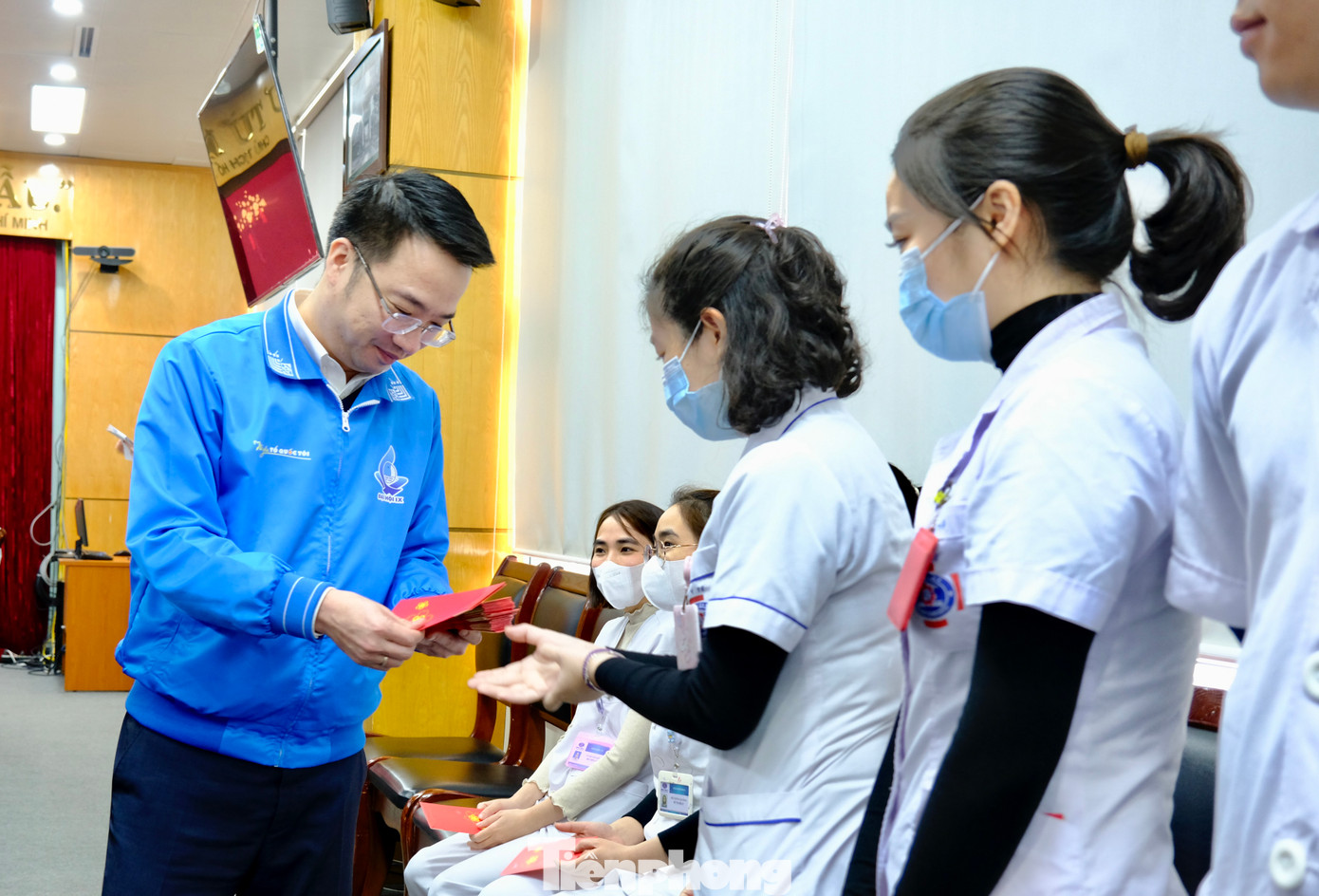 Anh Nguyễn Tường Lâm - Bí thư T.Ư Đoàn, Chủ tịch T.Ư Hội LHTN Việt Nam chúc Tết, tặng quà, lì xì cho cán bộ, y bác sĩ Bệnh viện K. Ảnh: Châu Linh Anh Nguyễn Tường Lâm - Bí thư T.Ư Đoàn, Chủ tịch T.Ư Hội LHTN Việt Nam chúc Tết, tặng quà, lì xì cho cán bộ, y bác sĩ Bệnh viện K. Ảnh: Châu Linh