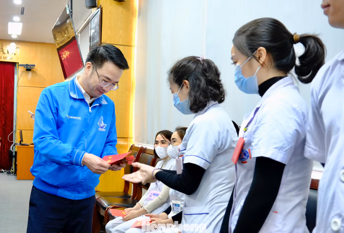 Anh Nguyễn Tường Lâm - Bí thư T.Ư Đoàn, Chủ tịch T.Ư Hội LHTN Việt Nam chúc Tết, tặng quà, lì xì cho cán bộ, y bác sĩ Bệnh viện K. Ảnh: Châu Linh Anh Nguyễn Tường Lâm - Bí thư T.Ư Đoàn, Chủ tịch T.Ư Hội LHTN Việt Nam chúc Tết, tặng quà, lì xì cho cán bộ, y bác sĩ Bệnh viện K. Ảnh: Châu Linh
