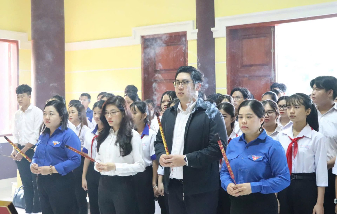 Đoàn công tác T.Ư Hội SVVN viếng Anh hùng liệt sĩ Trần Văn Ơn. Đoàn công tác T.Ư Hội SVVN viếng Anh hùng liệt sĩ Trần Văn Ơn.