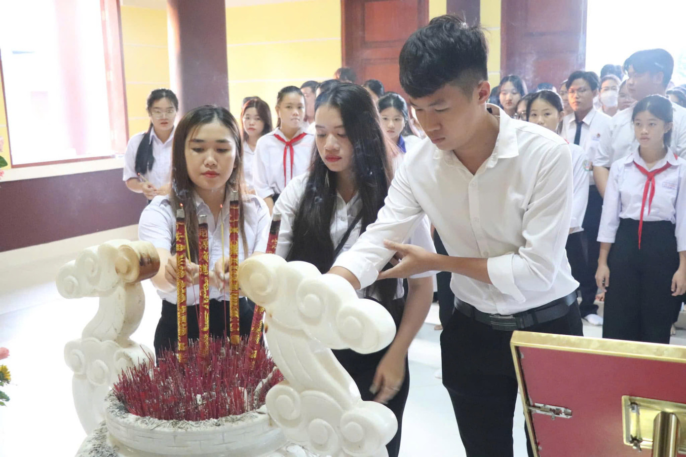 Cán bộ Đoàn trường học tham gia Trại huấn luyện Trần Văn Ơn tỉnh Bến Tre năm 2025 viếng Anh hùng liệt sĩ Trần Văn Ơn. Cán bộ Đoàn trường học tham gia Trại huấn luyện Trần Văn Ơn tỉnh Bến Tre năm 2025 viếng Anh hùng liệt sĩ Trần Văn Ơn.