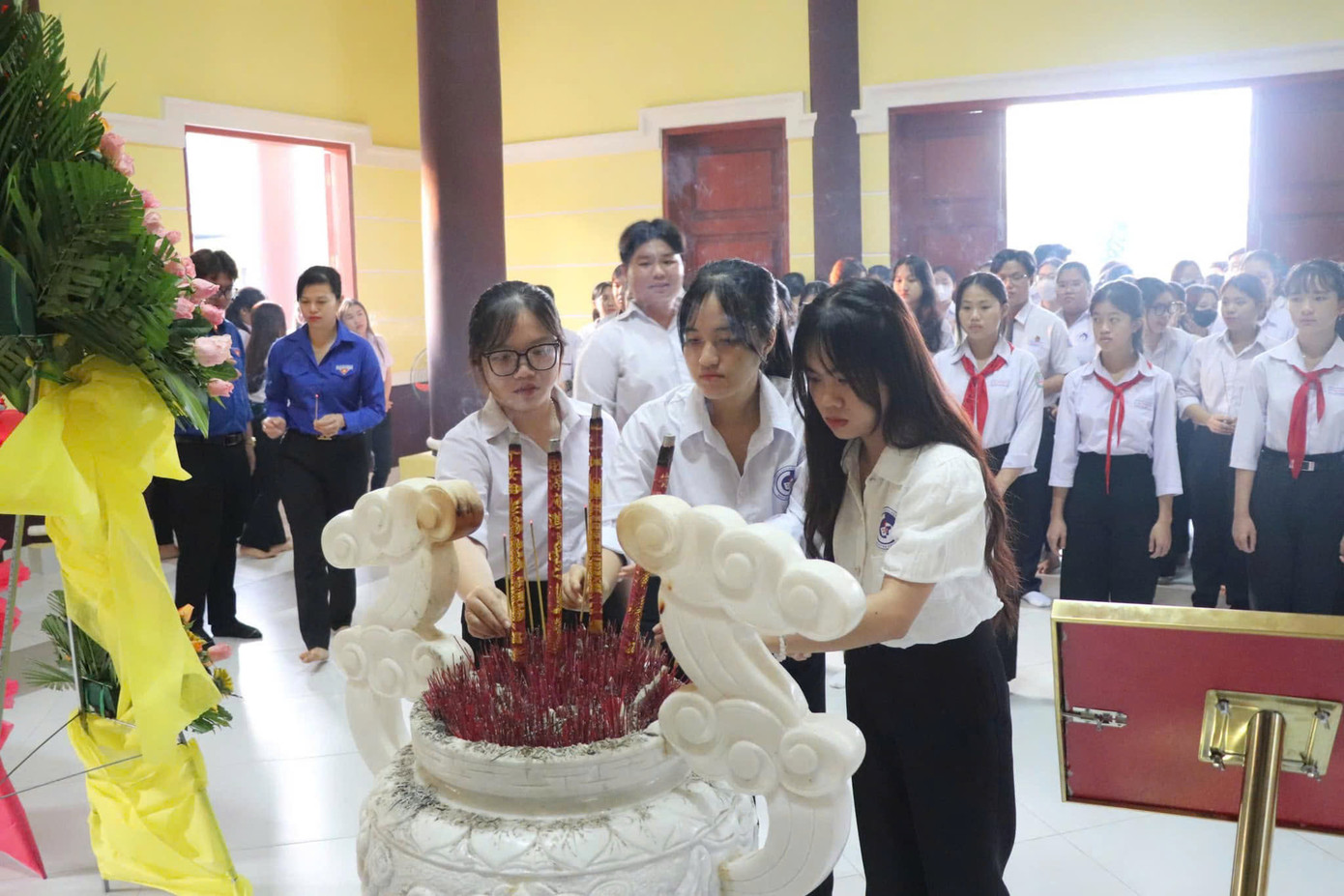 Cán bộ Đoàn trường học tham gia Trại huấn luyện Trần Văn Ơn tỉnh Bến Tre năm 2025 viếng Anh hùng liệt sĩ Trần Văn Ơn. Cán bộ Đoàn trường học tham gia Trại huấn luyện Trần Văn Ơn tỉnh Bến Tre năm 2025 viếng Anh hùng liệt sĩ Trần Văn Ơn.