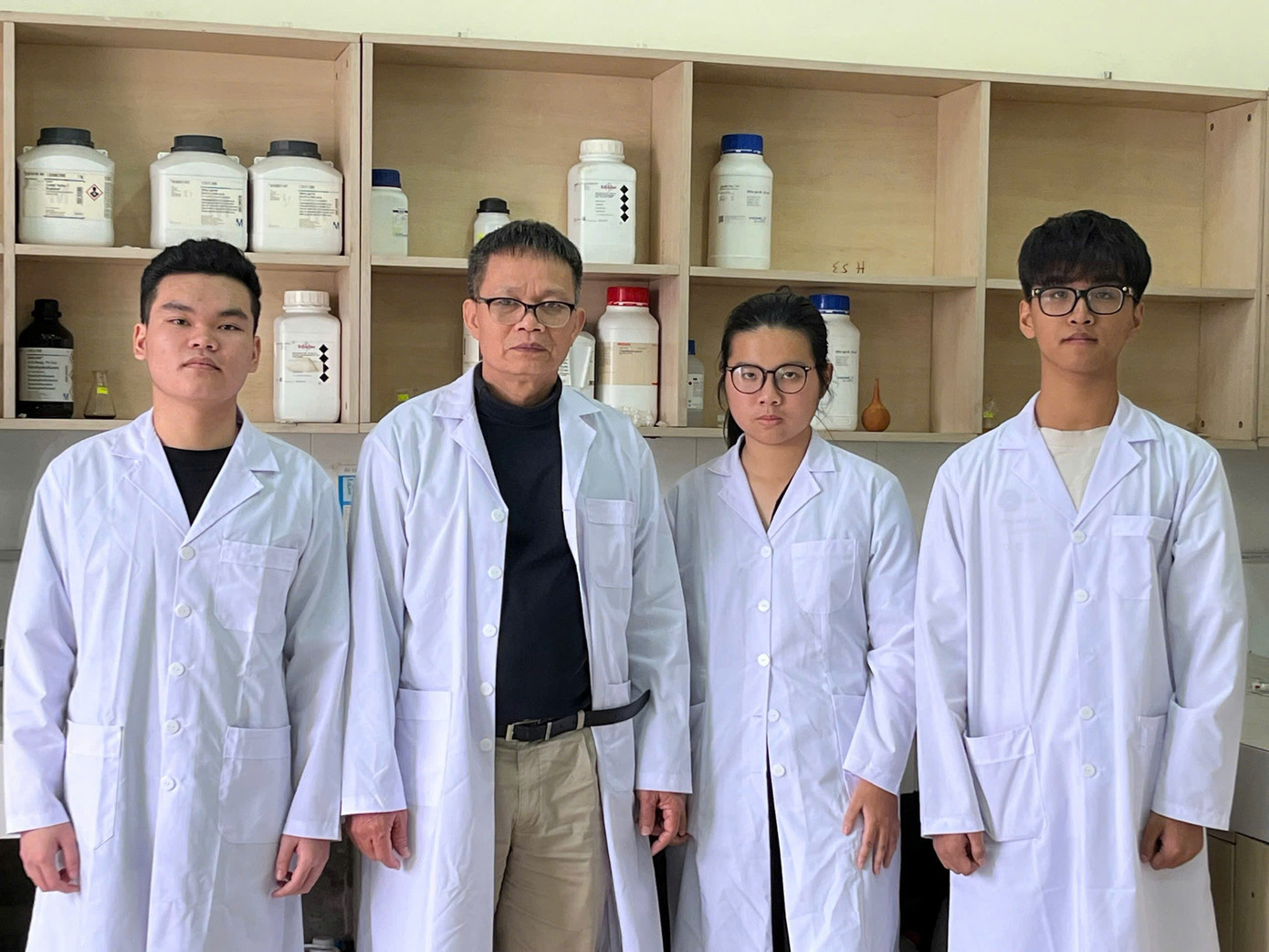 Tô Mạnh Ngọc (ngoài cùng bên trái) cùng nhóm nghiên cứu tại phòng thí nghiệm - Viện Hóa học các Hợp chất thiên nhiên. Tô Mạnh Ngọc (ngoài cùng bên trái) cùng nhóm nghiên cứu tại phòng thí nghiệm - Viện Hóa học các Hợp chất thiên nhiên.