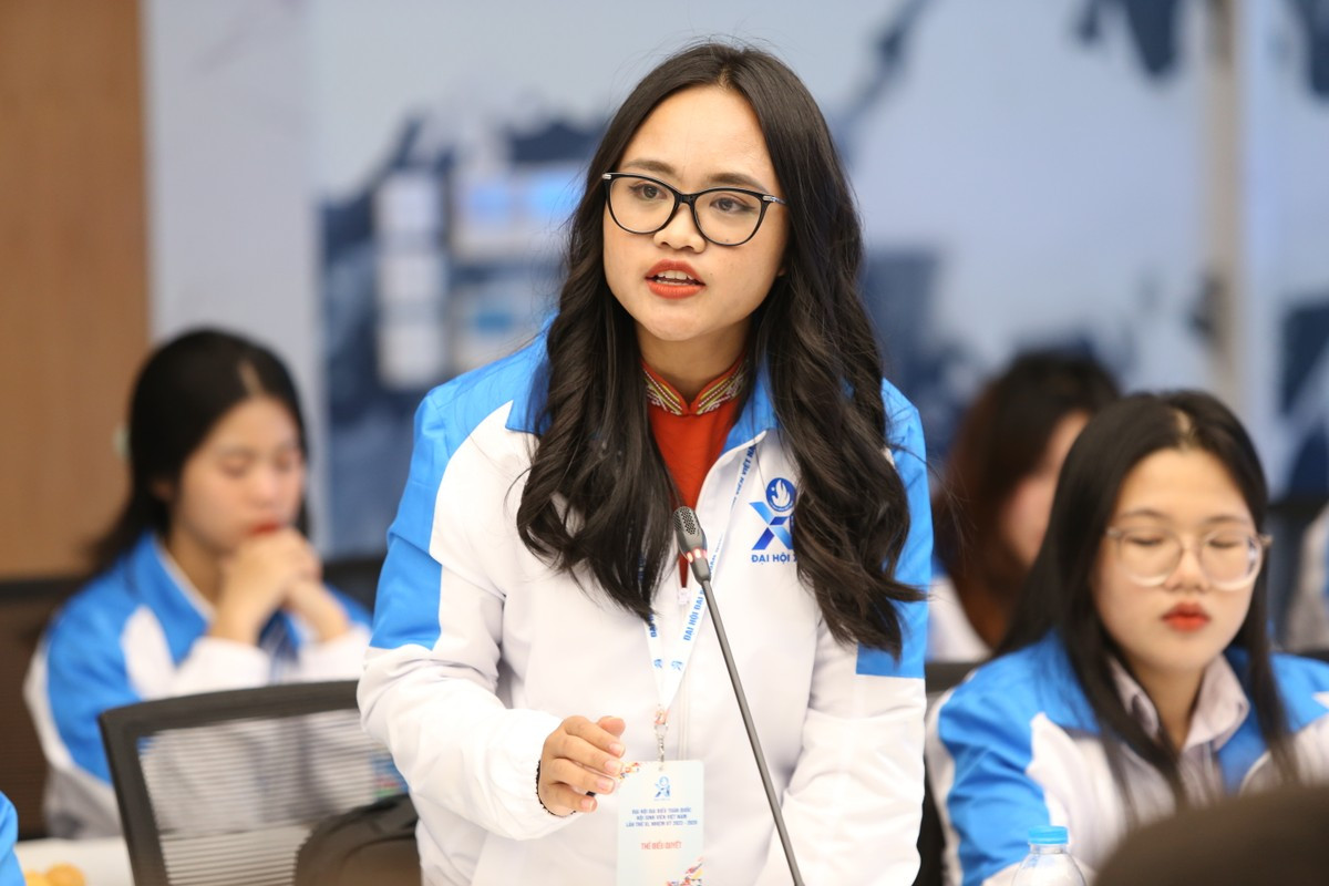 Từng muốn từ bỏ về “bám nương rẫy”, bằng nội lực mạnh mẽ, cô gái Gié Triêng Y Un Diễm đã vươn đến giấc mơ của mình, trở thành "bông hoa 5 tốt" của buôn làng Tây Nguyên góp vào "vườn hoa 5 tốt" cấp Trung ương năm nay. Từng muốn từ bỏ về “bám nương rẫy”, bằng nội lực mạnh mẽ, cô gái Gié Triêng Y Un Diễm đã vươn đến giấc mơ của mình, trở thành "bông hoa 5 tốt" của buôn làng Tây Nguyên góp vào "vườn hoa 5 tốt" cấp Trung ương năm nay.