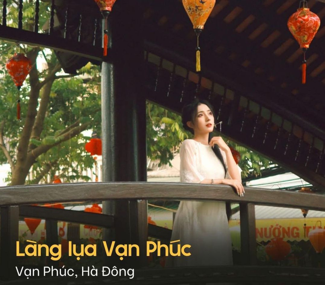 Làng lụa Vạn Phúc không chỉ là biểu tượng của nghề lụa truyền thống, nơi lý tưởng để chụp những bức ảnh đậm chất làng quê Bắc Bộ cới những góc nhỏ yên bình, cây cầu gỗ hay các gian hàng lụa sặc sỡ... Làng lụa Vạn Phúc không chỉ là biểu tượng của nghề lụa truyền thống, nơi lý tưởng để chụp những bức ảnh đậm chất làng quê Bắc Bộ cới những góc nhỏ yên bình, cây cầu gỗ hay các gian hàng lụa sặc sỡ...