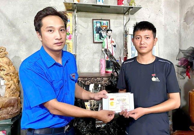 Anh Ngô Văn Khanh (26 tuổi), Ngô Quốc Trung (24 tuổi) đã được trao tặng Huy hiệu Tuổi trẻ dũng cảm.