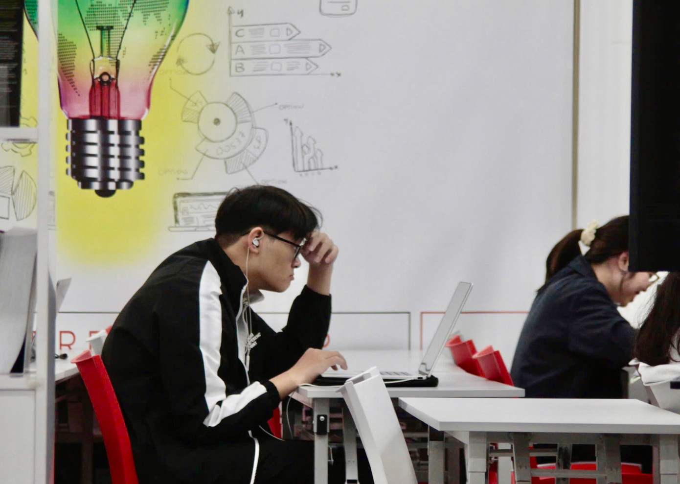 Tết càng gần, trạng thái nôn nao càng cao, hiệu suất công việc giảm khiến người lao động khó toàn tâm toàn ý cho núi công việc vẫn còn dang dở. Ảnh: Phương Lâm Tết càng gần, trạng thái nôn nao càng cao, hiệu suất công việc giảm khiến người lao động khó toàn tâm toàn ý cho núi công việc vẫn còn dang dở. Ảnh: Phương Lâm