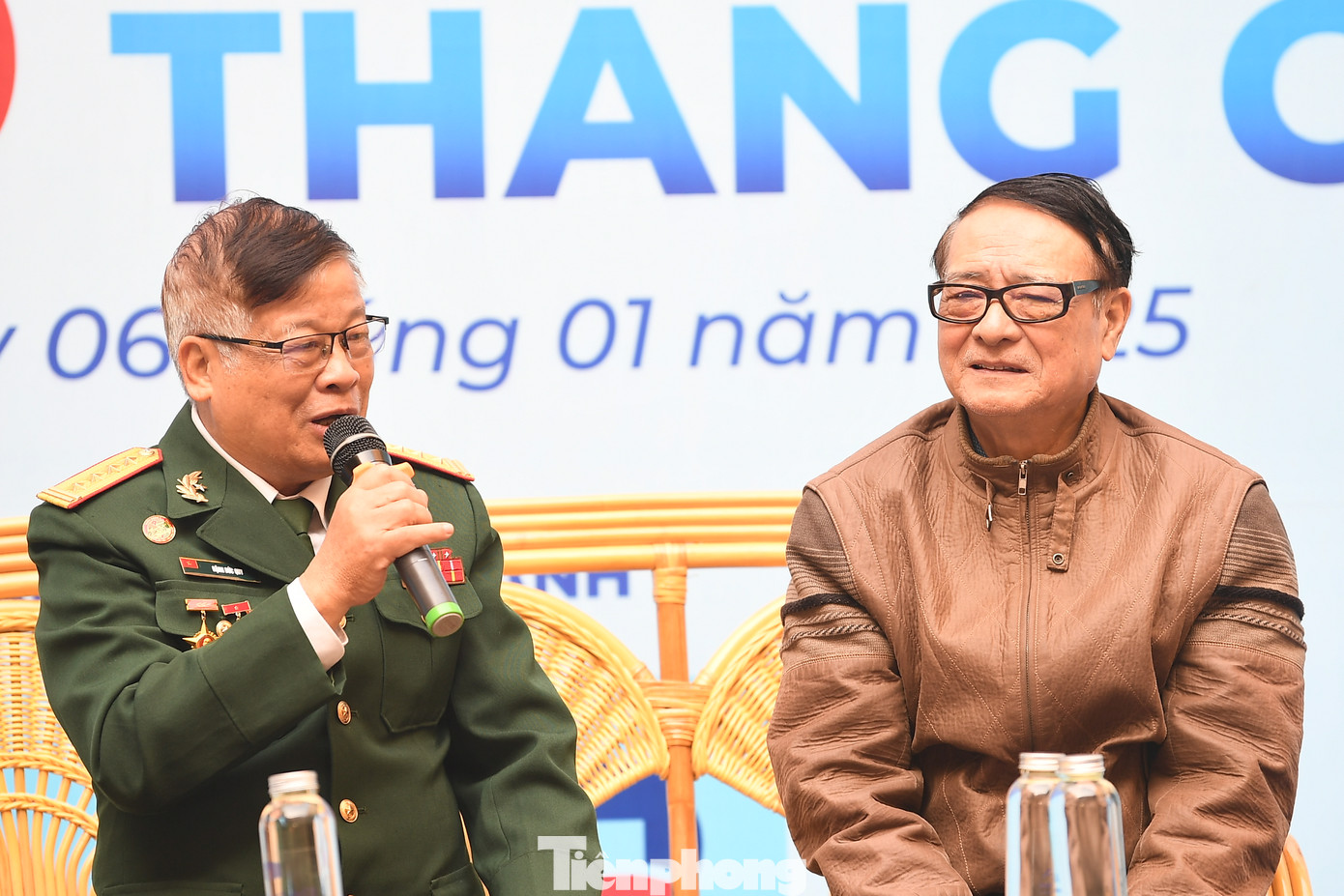 Đại tá. TS. Đặng Đức Quy (bên trái ảnh), một người chiến sĩ từng tham gia phong trào Ba sẵn sàng, xung phong lên đường nhập ngũ tham gia chiến đấu tại Thành cổ Quảng Trị năm 1972.