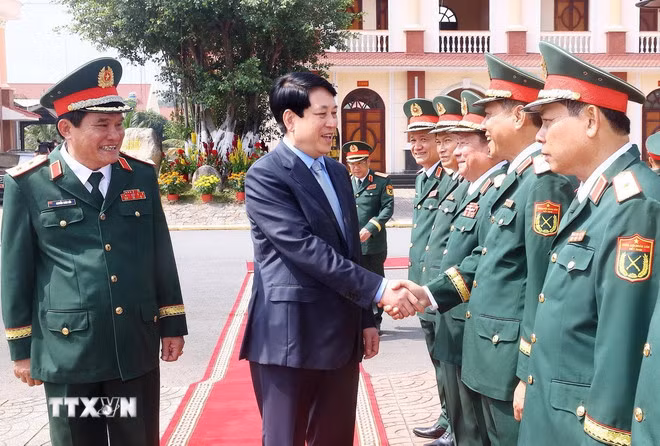 Chủ tịch nước Lương Cường với cán bộ, chỉ huy Bộ Tư lệnh Quân khu 9 (Bộ Quốc phòng). (Ảnh: Lâm Khánh/TTXVN)