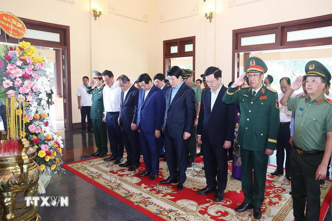 Chủ tịch nước Lương Cường và đoàn công tác tưởng niệm Thủ tướng Võ Văn Kiệt. (Ảnh: Lâm Khánh/TTXVN)