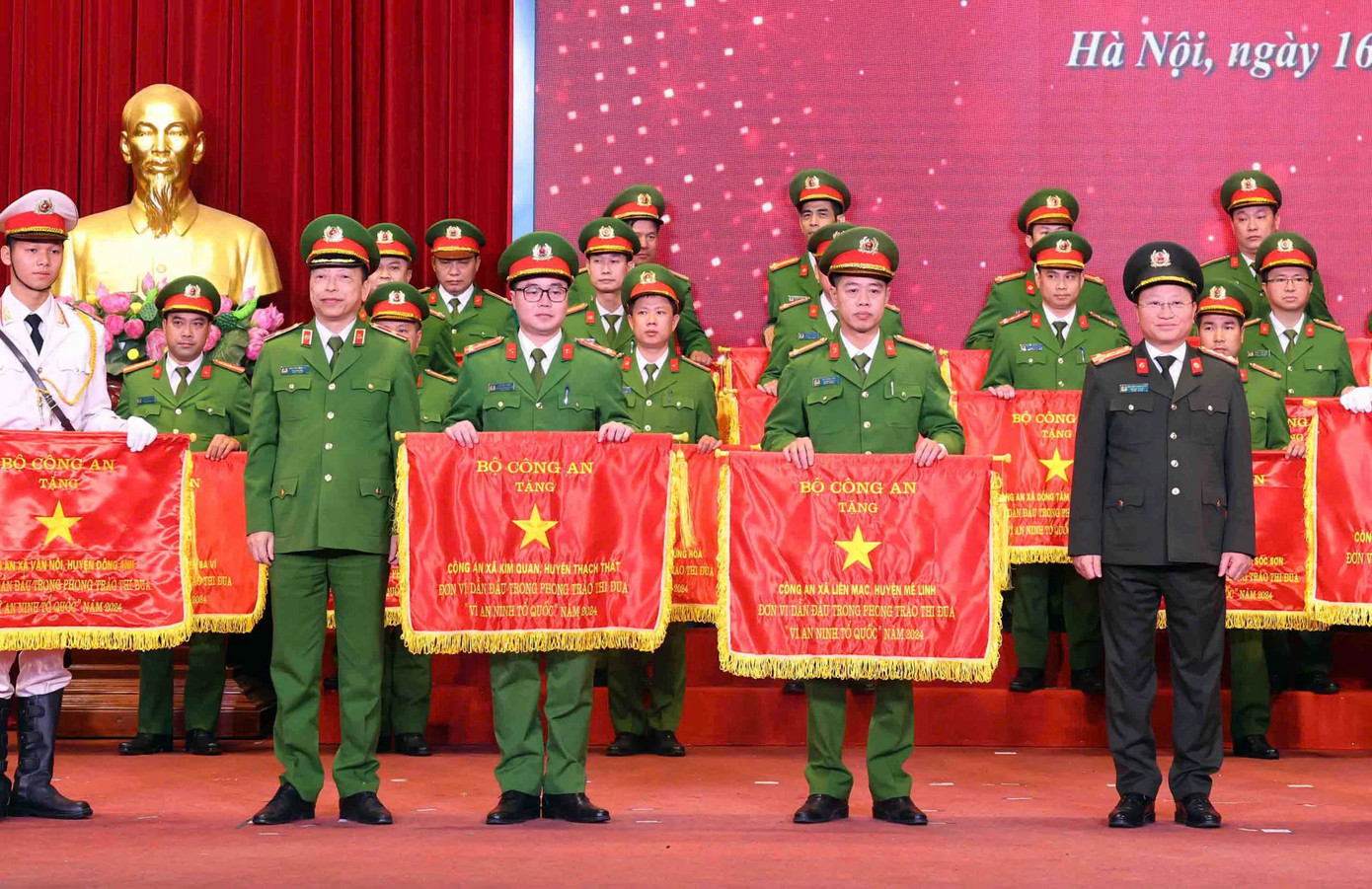 33 đơn vị Công an xã, thị trấn thuộc CATP được tặng Cờ thi đua của Bộ Công an vì “Đã có thành tích xuất sắc trong phong trào thi đua “Vì an ninh tổ quốc” cấp xã, thị trấn năm 2024”. 33 đơn vị Công an xã, thị trấn thuộc CATP được tặng Cờ thi đua của Bộ Công an vì “Đã có thành tích xuất sắc trong phong trào thi đua “Vì an ninh tổ quốc” cấp xã, thị trấn năm 2024”.