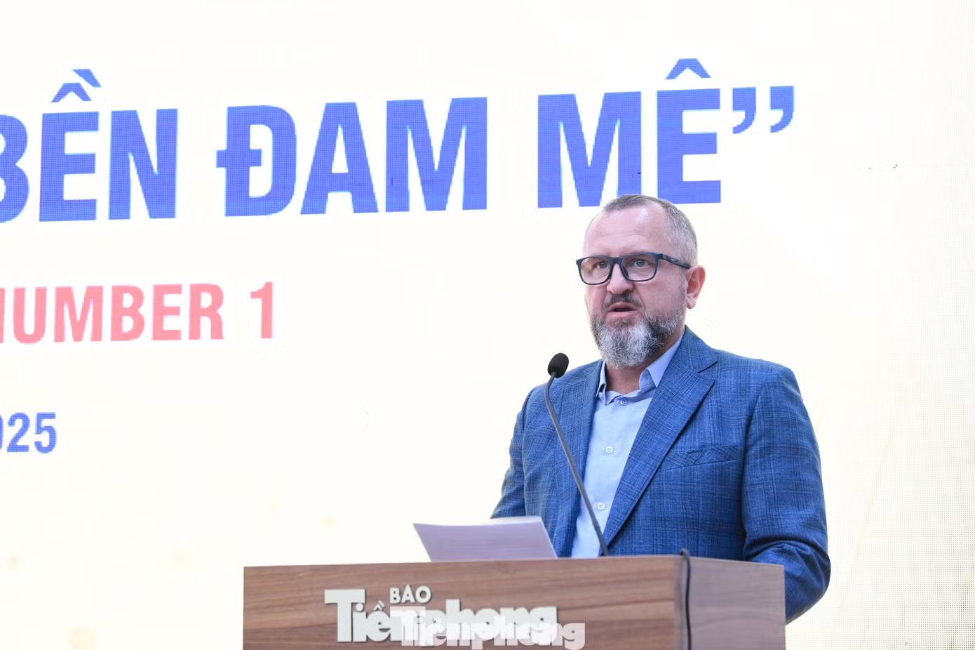Ông Andrzej Tomasz Bialasiewicz - Tổng Giám đốc Marketing Công ty TNHH sản xuất thương mại dịch vụ Number One, chia sẻ tại chương trình.