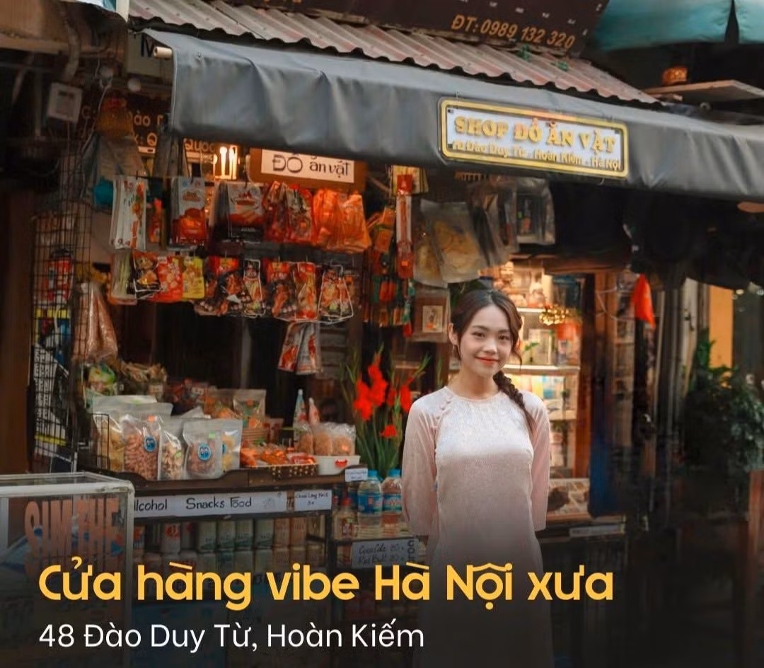 Cửa hàng nhỏ trên phố Đào Duy Từ tái hiện hình ảnh Hà Nội những năm tháng bao cấp với những món đồ đầy hoài niệm. Không gian tại đây mang phong cách chụp ảnh mộc mạc, gần gũi nhưng vẫn rất độc đáo.