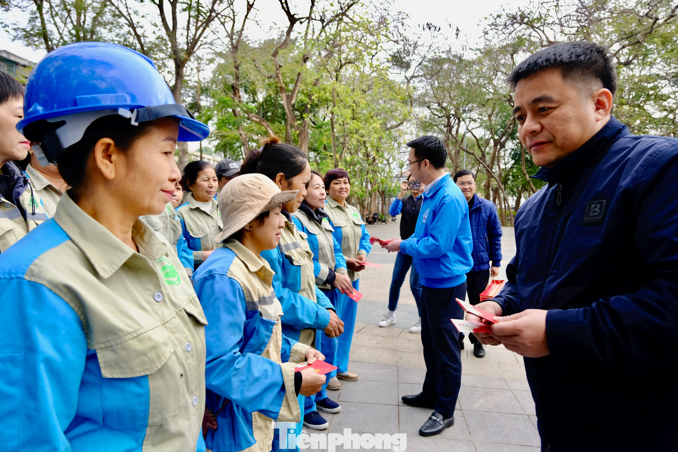 Anh Nguyễn Tường Lâm - Bí thư T.Ư Đoàn, Chủ tịch T.Ư Hội LHTN Việt Nam thăm, tặng quà cho cán bộ, công nhân viên Công ty TNHH MTV Môi trường Đô thị quận Long Biên và đoàn viên thanh niên quận Long Biên. Ảnh: Châu Linh Anh Nguyễn Tường Lâm - Bí thư T.Ư Đoàn, Chủ tịch T.Ư Hội LHTN Việt Nam thăm, tặng quà cho cán bộ, công nhân viên Công ty TNHH MTV Môi trường Đô thị quận Long Biên và đoàn viên thanh niên quận Long Biên. Ảnh: Châu Linh