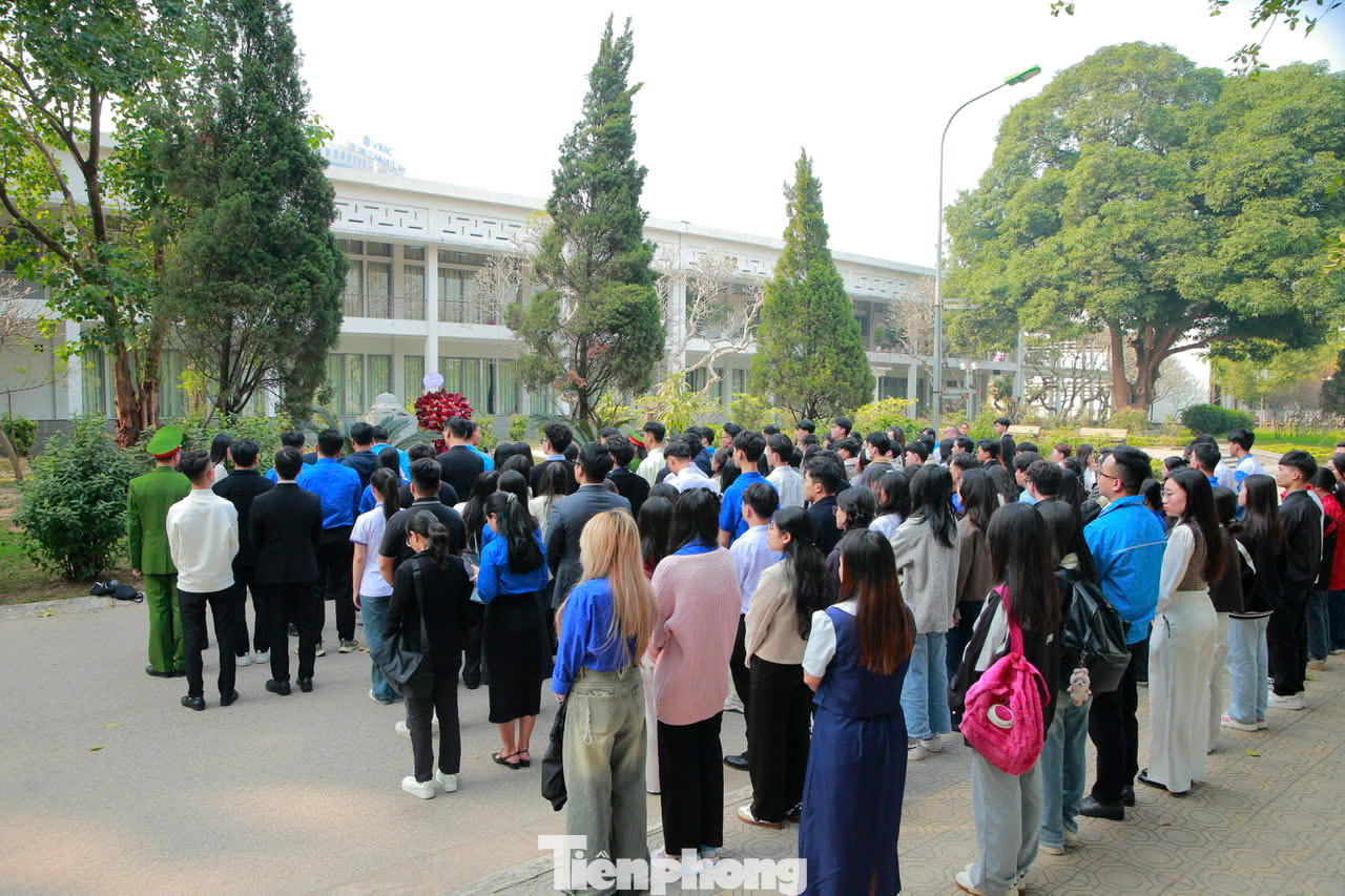 Đoàn đại biểu tưởng niệm, dâng hoa tại Tượng đài “Sinh viên lên đường bảo vệ Tổ quốc”.