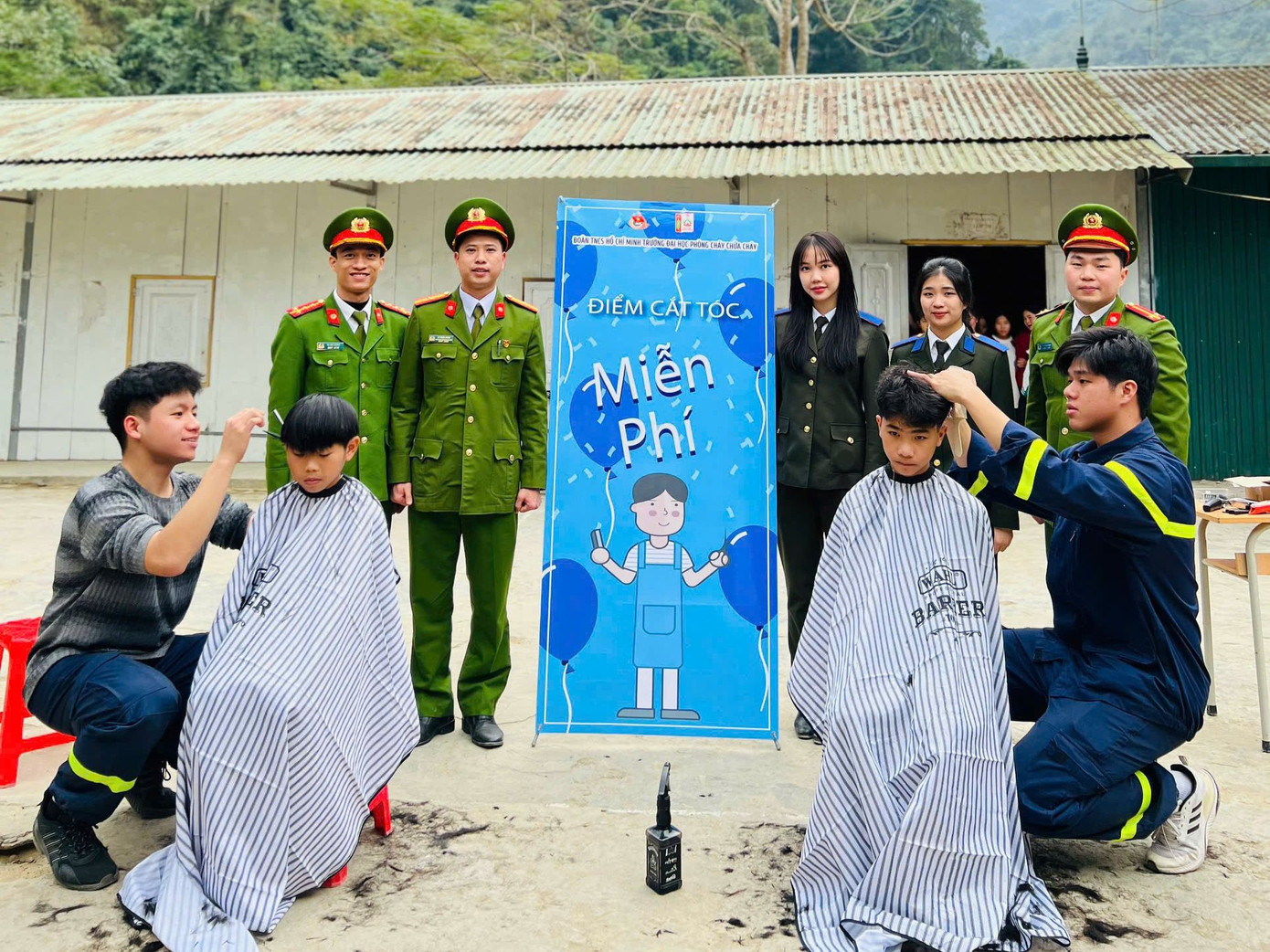 Tuổi trẻ Trường Đại học Phòng cháy chữa cháy vừa tổ chức cắt tóc miễn phí, tặng quà sinh kế, làm tủ sách cho em… tại một trong những xã vùng cao biên giới của huyện Nậm Nhùn, tỉnh Lai Châu.