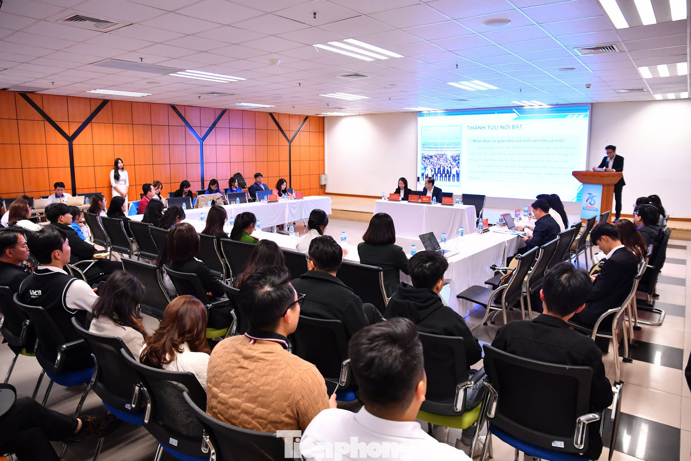 Tọa đàm được tổ chức với hình thức trực tiếp kết hợp với trực tuyến. Tọa đàm được tổ chức với hình thức trực tiếp kết hợp với trực tuyến.