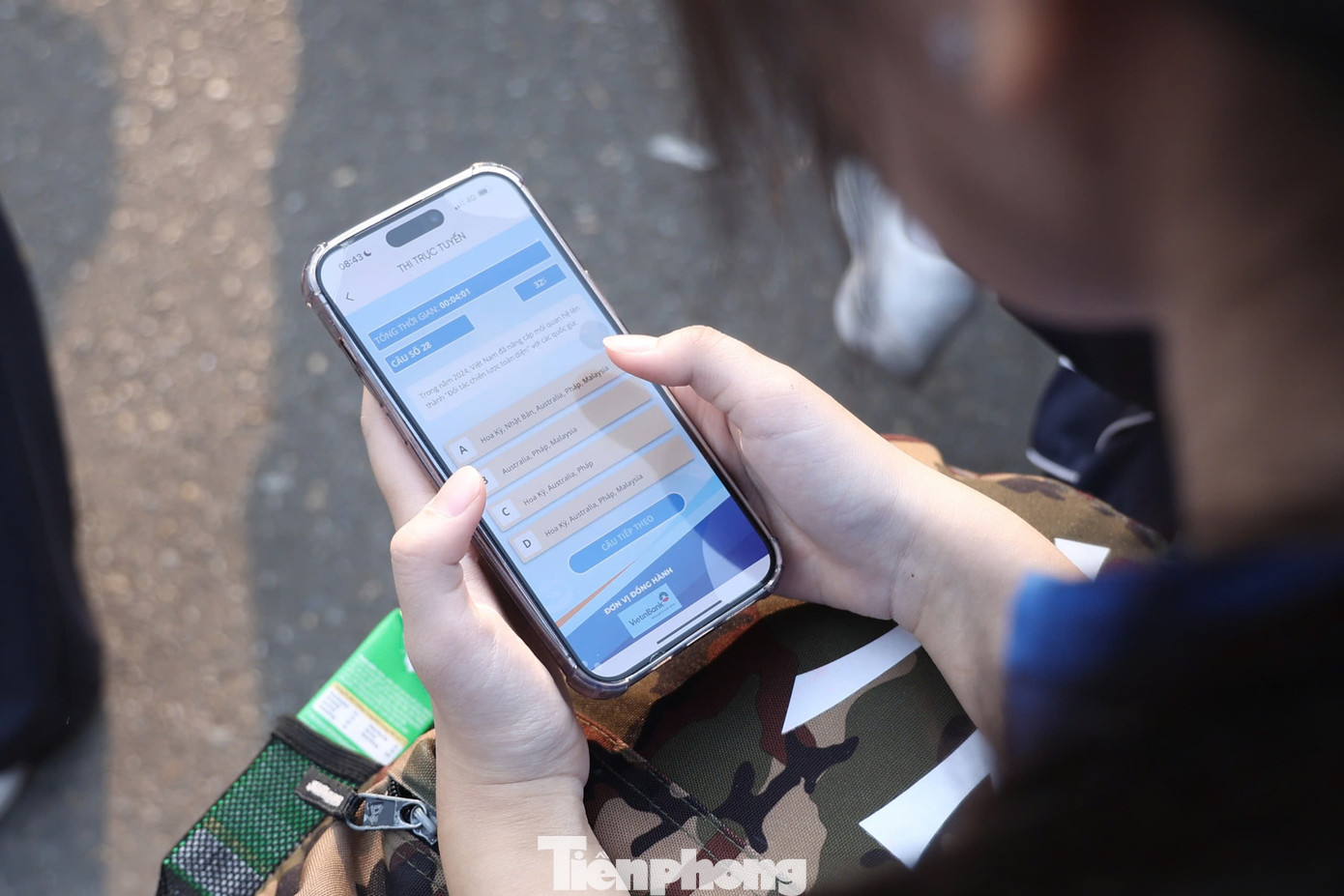 Học sinh, sinh viên tham gia cuộc thi trực tuyến tìm hiểu 75 năm Ngày truyền thống học sinh, sinh viên. Học sinh, sinh viên tham gia cuộc thi trực tuyến tìm hiểu 75 năm Ngày truyền thống học sinh, sinh viên.