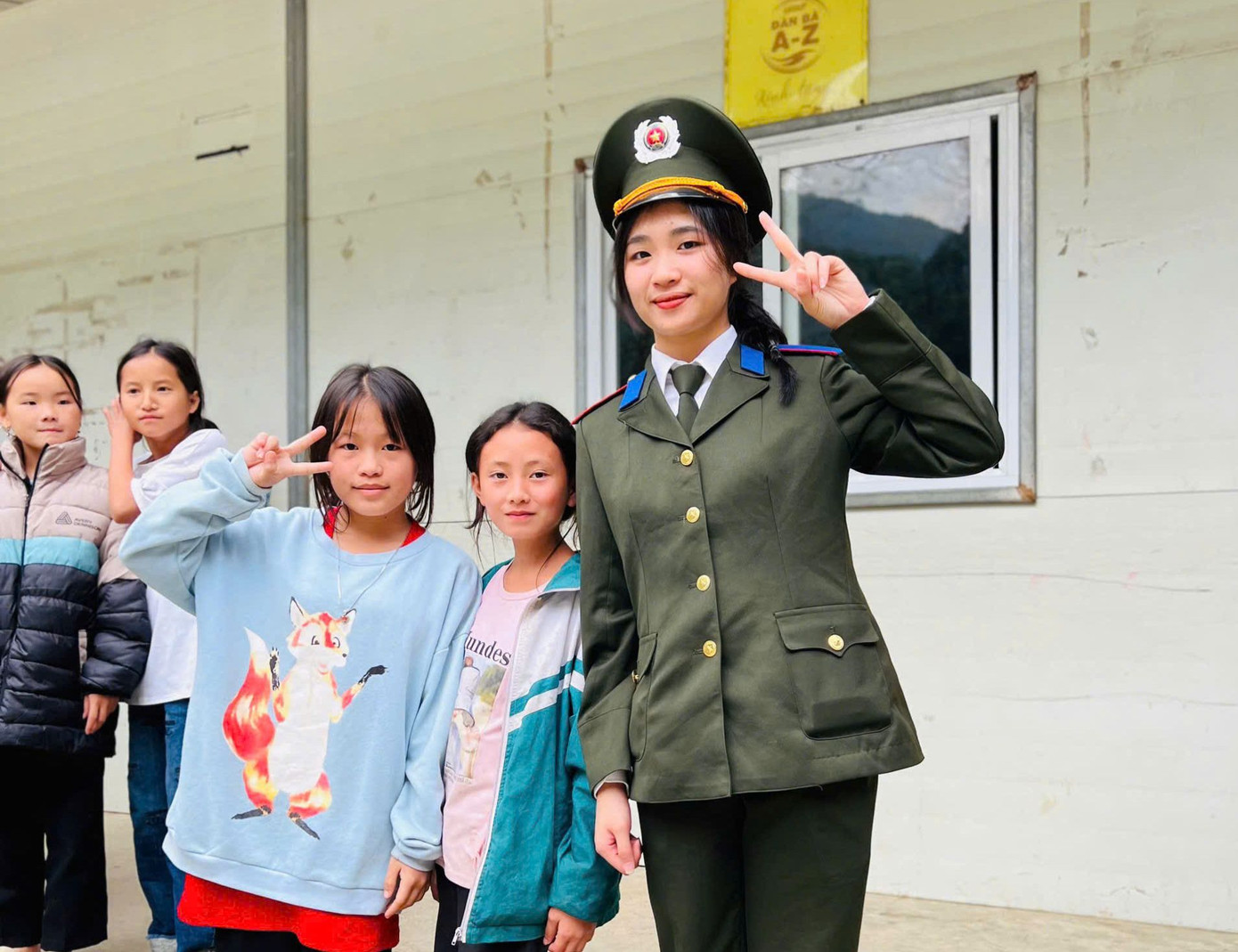 Khoảnh khắc đẹp của chiến sĩ Trường Đại học Phòng cháy chữa cháy cùng các em thiếu nhi.