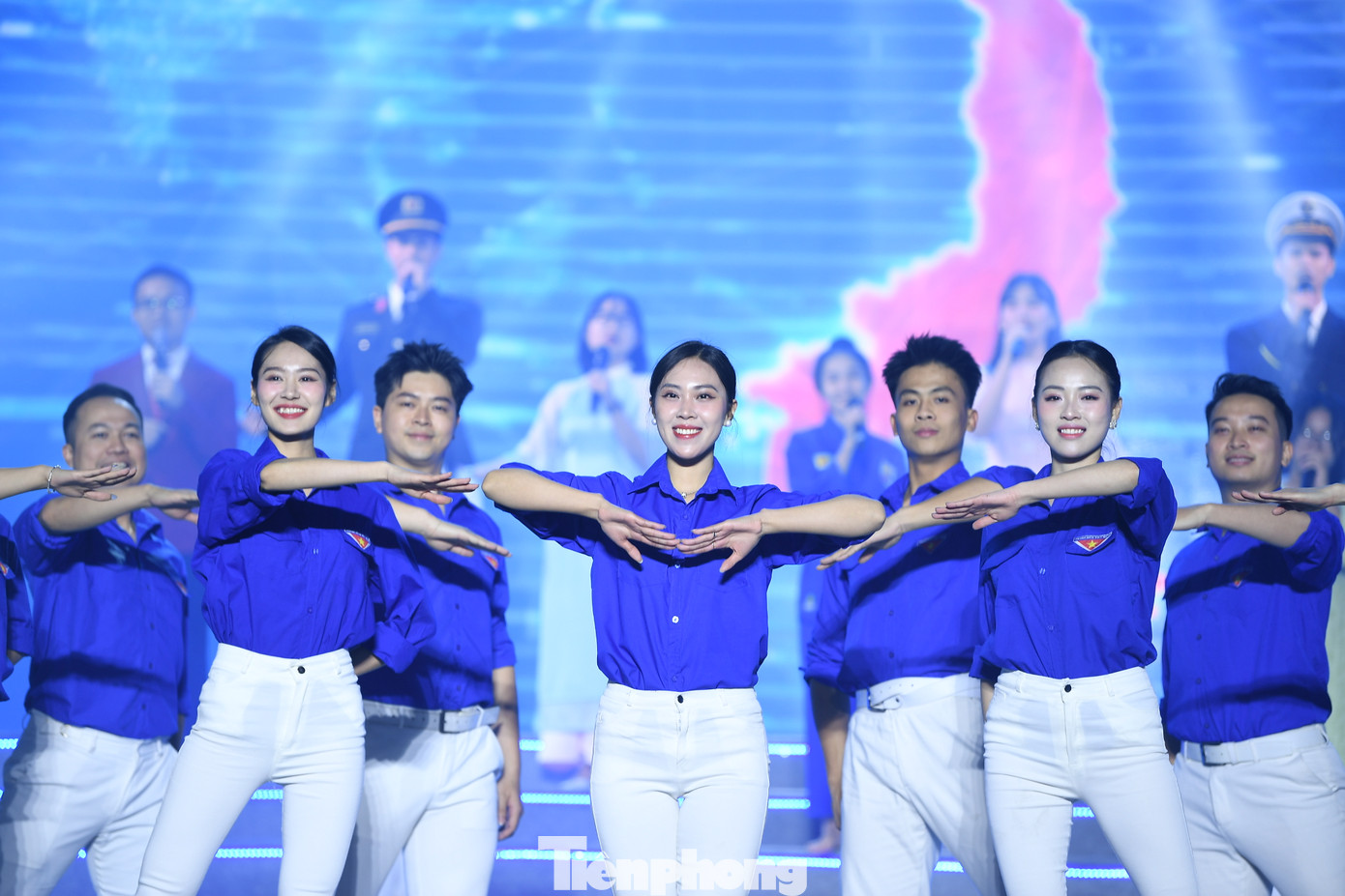 Những tiết mục văn nghệ đặc sắc tại chương trình. Những tiết mục văn nghệ đặc sắc tại chương trình.