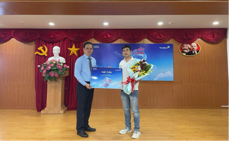 Khách hàng trúng thưởng Kỳ 1 của chương trình “Thả xúc xắc - Bắt triệu quà” trên app VietinBank iPay Mobile.