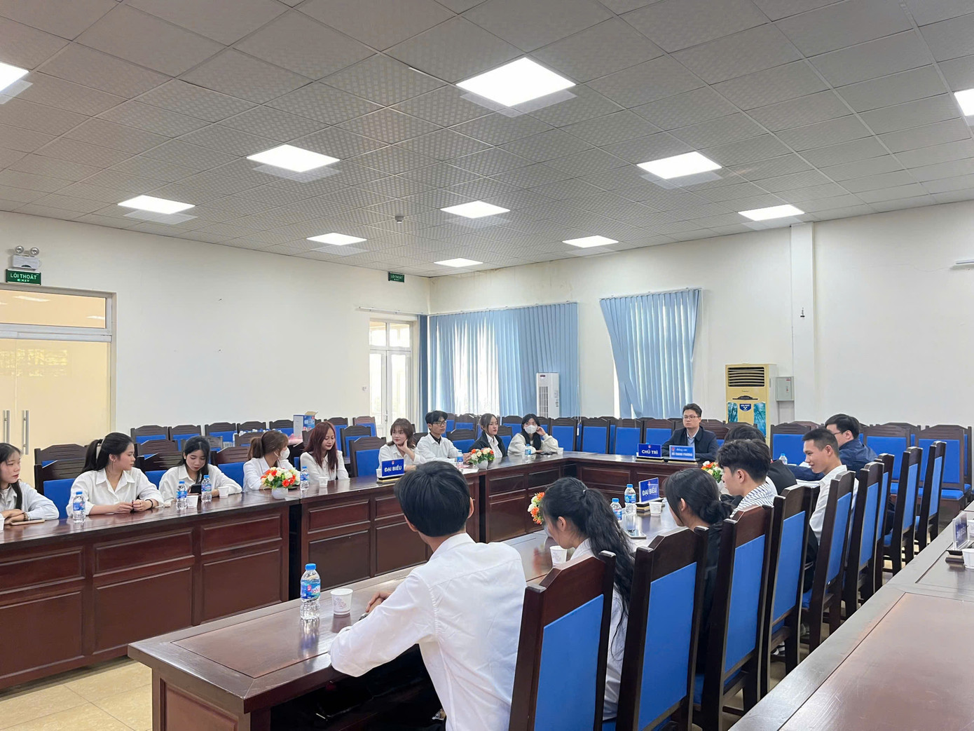 Trên cả nước, có 30 điểm cầu trực tuyến của các Hội Sinh viên cấp tỉnh và 25 điểm cầu của Hội Sinh viên cấp trường đồng loạt tổ chức tọa đàm với sự tham gia của gần 3.000 học sinh, sinh viên. Trên cả nước, có 30 điểm cầu trực tuyến của các Hội Sinh viên cấp tỉnh và 25 điểm cầu của Hội Sinh viên cấp trường đồng loạt tổ chức tọa đàm với sự tham gia của gần 3.000 học sinh, sinh viên.