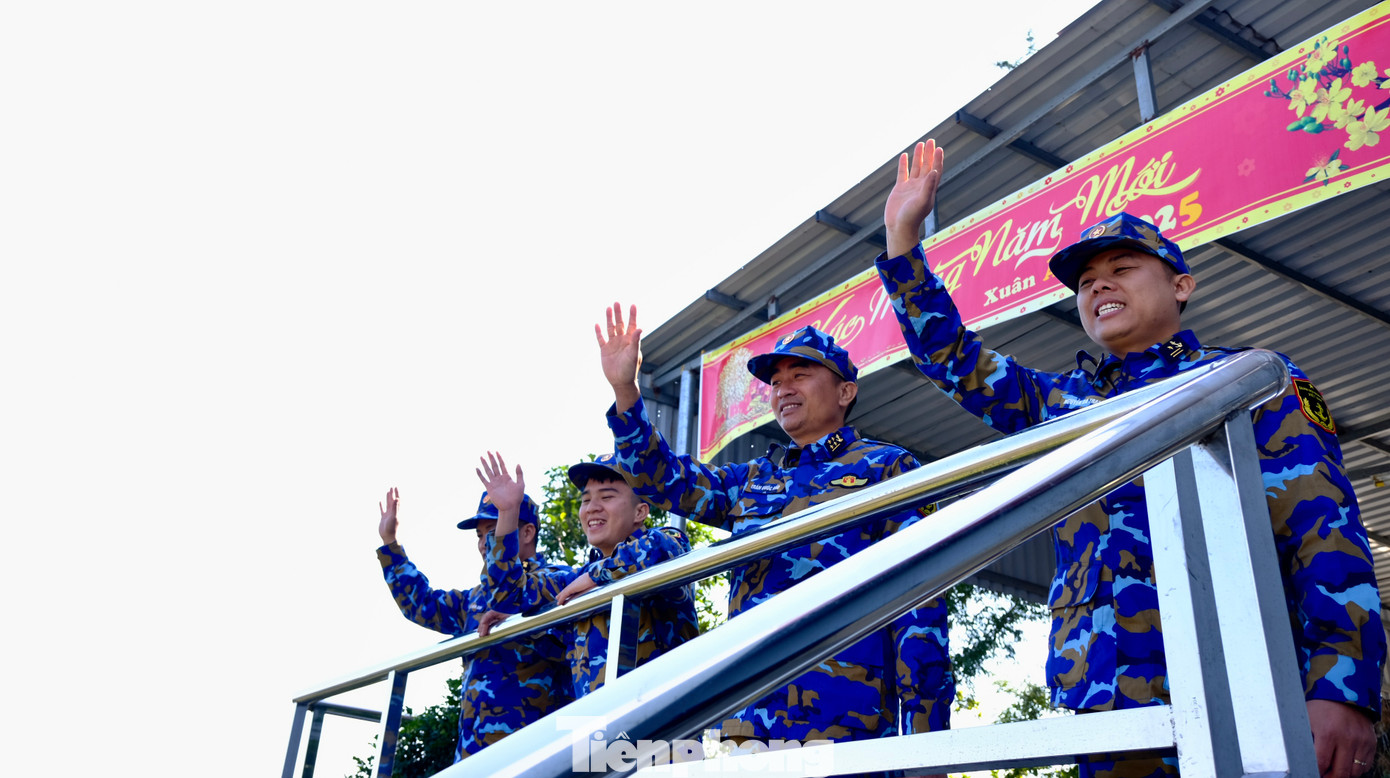 Cán bộ, chiến sĩ Trạm radar 495 gửi lời chào và lời chúc mừng năm mới tới bà con ở đất liền. Ảnh: Châu Linh Cán bộ, chiến sĩ Trạm radar 495 gửi lời chào và lời chúc mừng năm mới tới bà con ở đất liền. Ảnh: Châu Linh