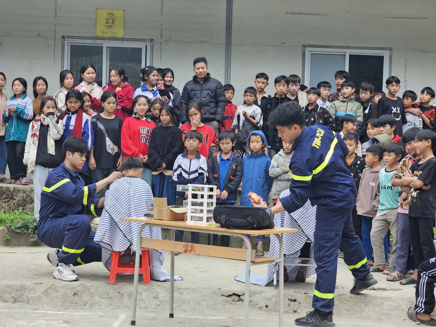 Tuổi trẻ Trường Đại học Phòng cháy chữa cháy vừa tổ chức cắt tóc miễn phí, tặng quà sinh kế, làm tủ sách cho em… tại một trong những xã vùng cao biên giới của huyện Nậm Nhùn, tỉnh Lai Châu.