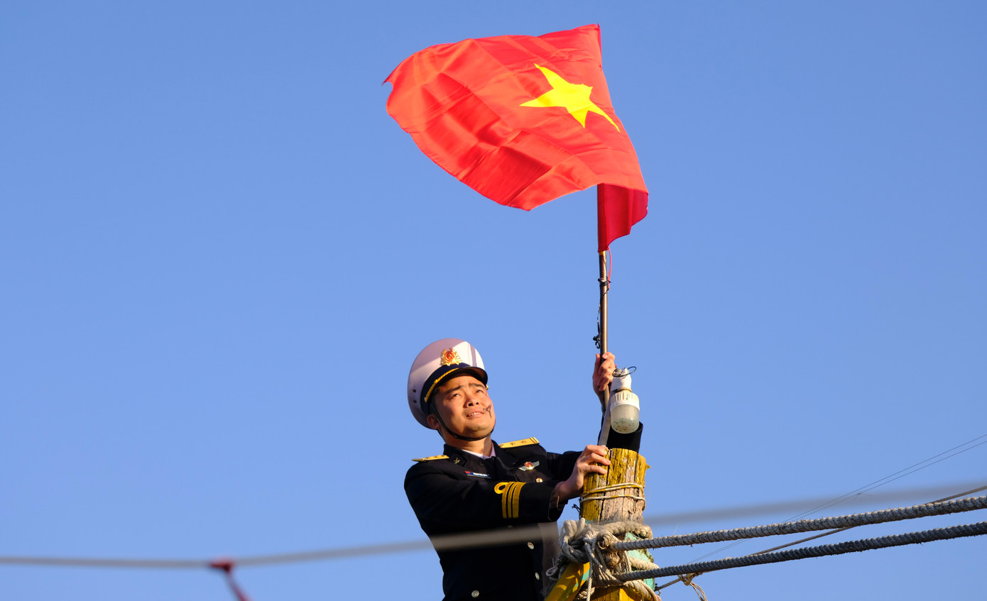 Cờ Tổ quốc được treo trên tàu cá của ngư dân trước thềm Xuân Ất Tỵ. Ảnh: Châu Linh