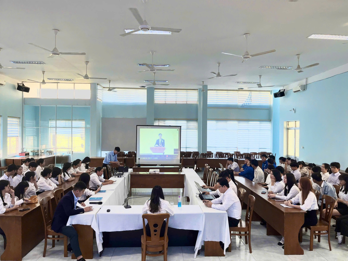 Trên cả nước, có 30 điểm cầu trực tuyến của các Hội Sinh viên cấp tỉnh và 25 điểm cầu của Hội Sinh viên cấp trường đồng loạt tổ chức tọa đàm với sự tham gia của gần 3.000 học sinh, sinh viên. Trên cả nước, có 30 điểm cầu trực tuyến của các Hội Sinh viên cấp tỉnh và 25 điểm cầu của Hội Sinh viên cấp trường đồng loạt tổ chức tọa đàm với sự tham gia của gần 3.000 học sinh, sinh viên.