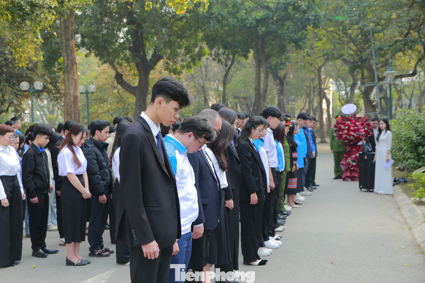 Đoàn đại biểu tưởng niệm, dâng hoa tại Tượng đài “Sinh viên lên đường bảo vệ Tổ quốc”.