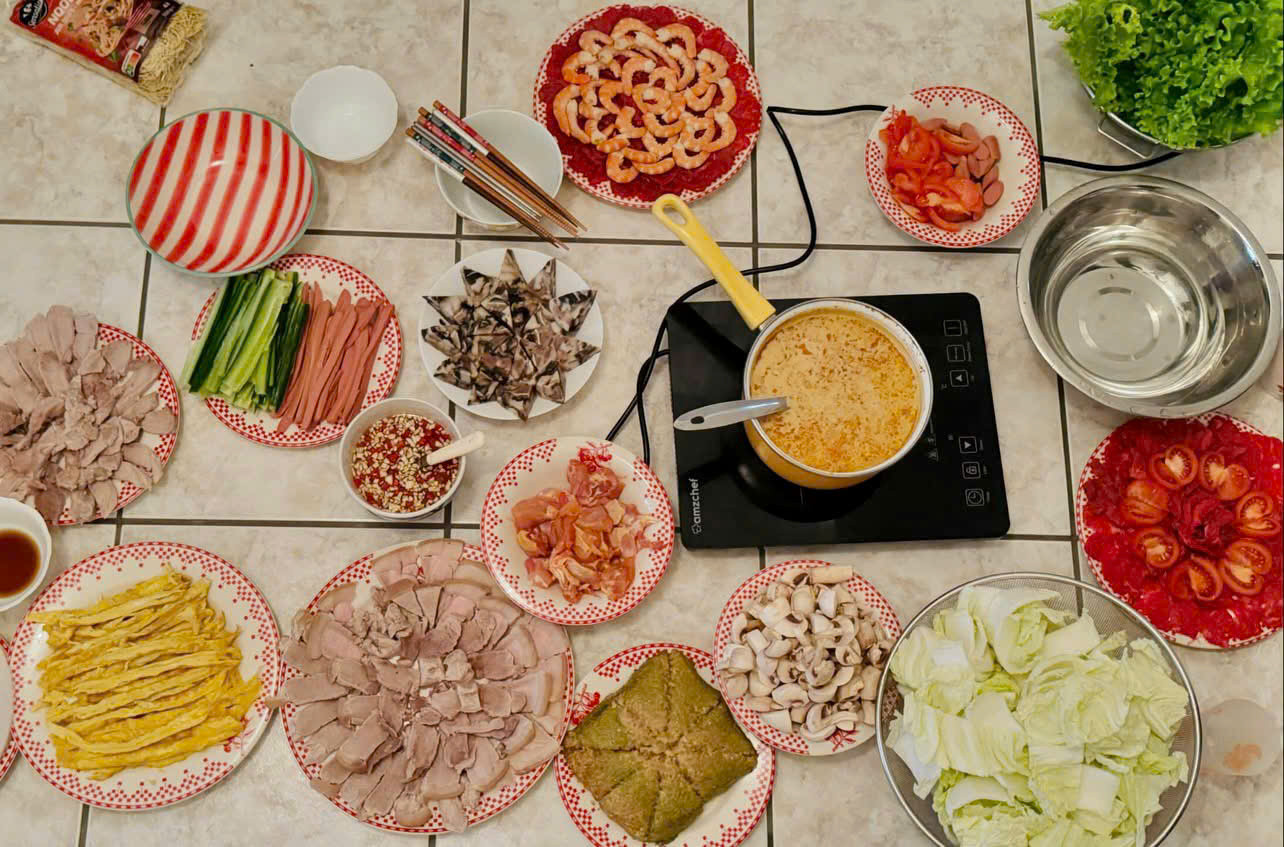 Bữa tiệc tất niên do Đức Vinh và các bạn chuẩn bị. Bữa tiệc tất niên do Đức Vinh và các bạn chuẩn bị.