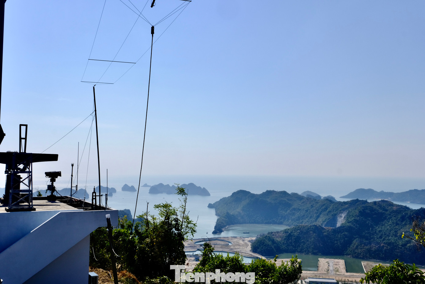 Nơi được ví như "mắt thần" canh giữ biển trời Đông Bắc. Ảnh: Châu Linh Nơi được ví như "mắt thần" canh giữ biển trời Đông Bắc. Ảnh: Châu Linh