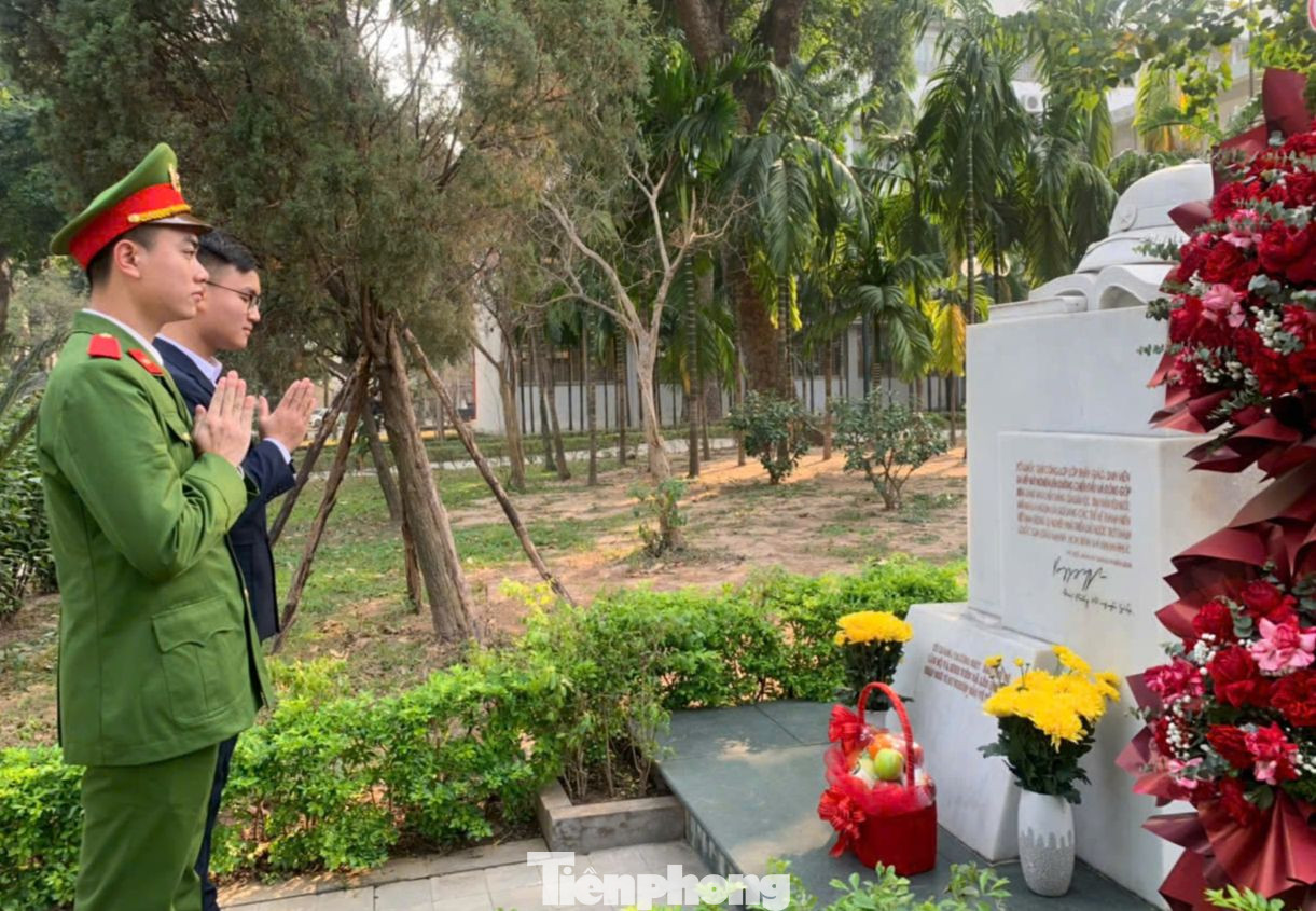 Sinh viên tiêu biểu tưởng niệm, dâng hoa tại Tượng đài “Sinh viên lên đường bảo vệ Tổ quốc”. Ảnh: Châu Linh